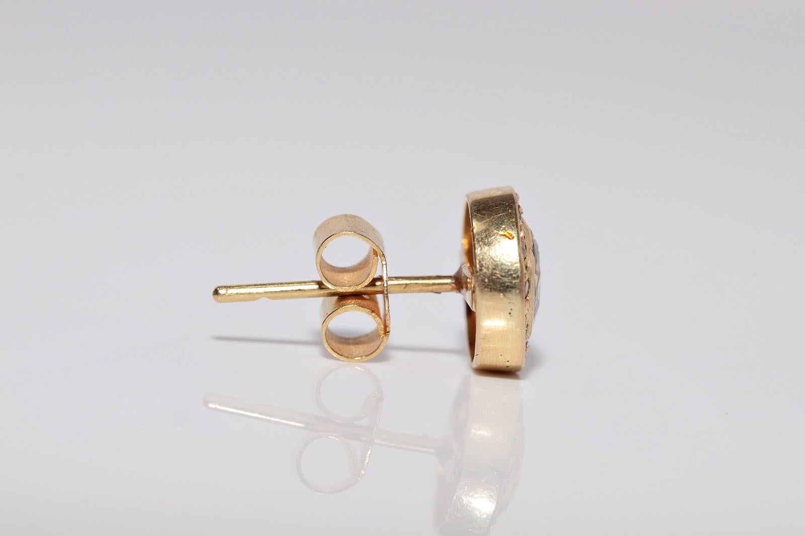Vintage Circa 1970er Jahre 18k Gold Natürlicher Diamant Dekorierter Solitär-Ohrring im Angebot 2