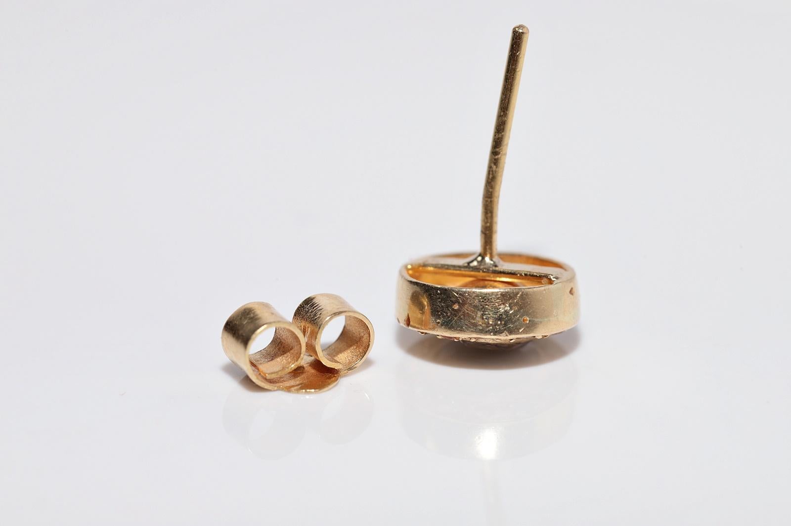 Vintage Circa 1970er Jahre 18k Gold Natürlicher Diamant Dekorierter Solitär-Ohrring im Angebot 3