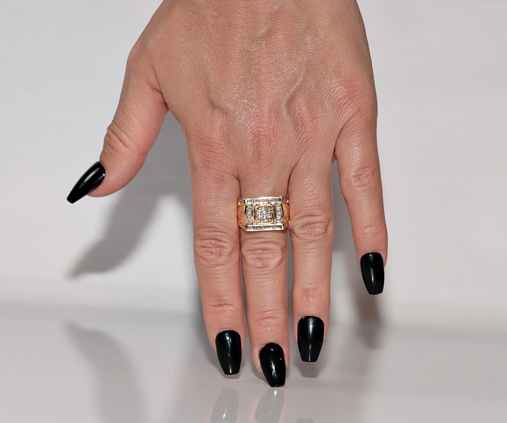 Vintage CIRCA 1970er Jahre 18k Gold natürlichen Diamanten verziert Quadrat Stil Unisex Ring im Angebot 8