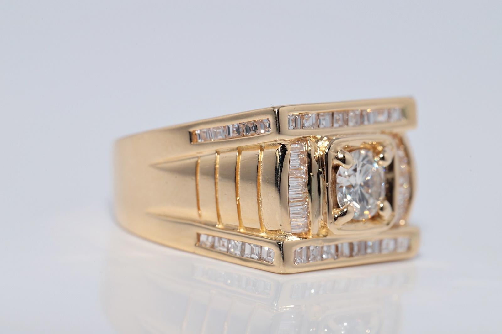 Vintage CIRCA 1970er Jahre 18k Gold natürlichen Diamanten verziert Quadrat Stil Unisex Ring (Brillantschliff) im Angebot