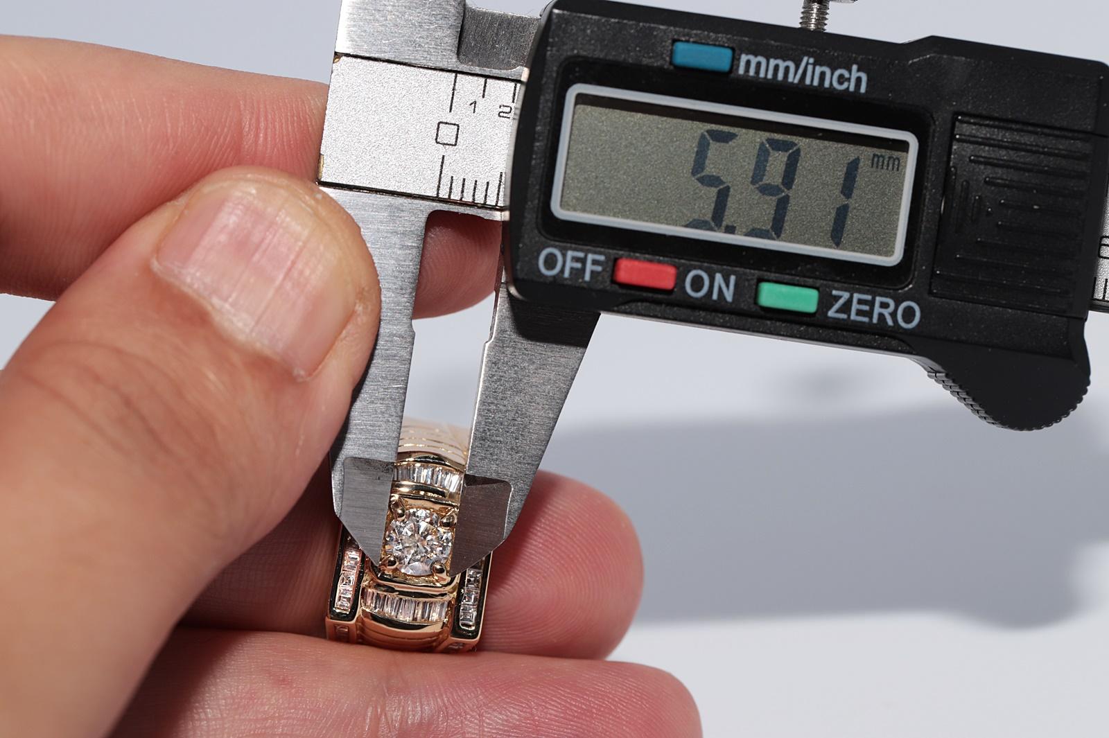 Vintage CIRCA 1970er Jahre 18k Gold natürlichen Diamanten verziert Quadrat Stil Unisex Ring im Angebot 2