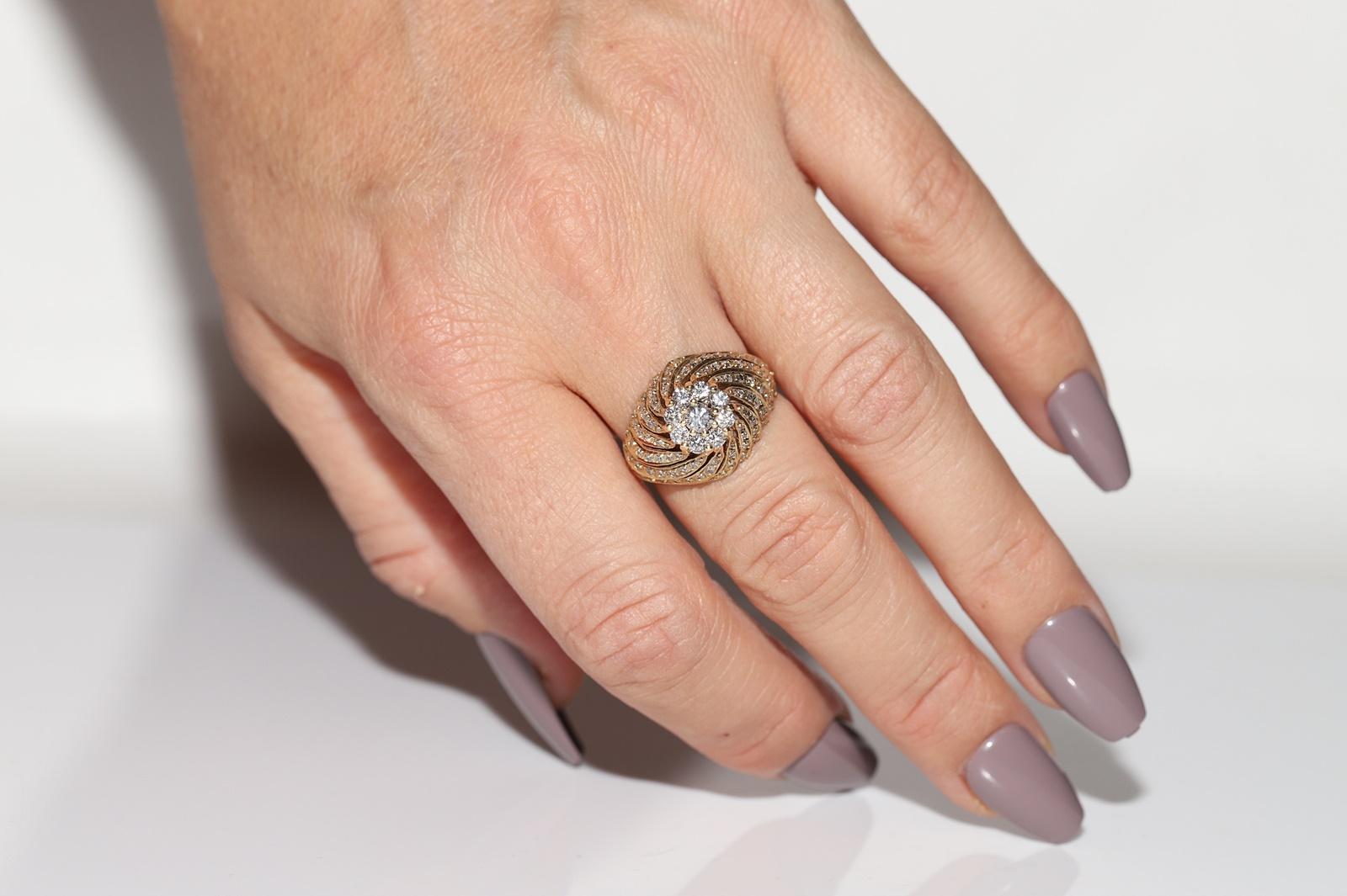 In ottime condizioni.
Il peso totale è di 5,6 grammi.
Totalmente è un diamante di 1,40 ct.
Il diamante ha un colore H-I e una purezza vvs-vs-s1-s2.
La misura dell'anello è US 7.5 (offriamo il ridimensionamento gratuito)
Possiamo realizzare qualsiasi