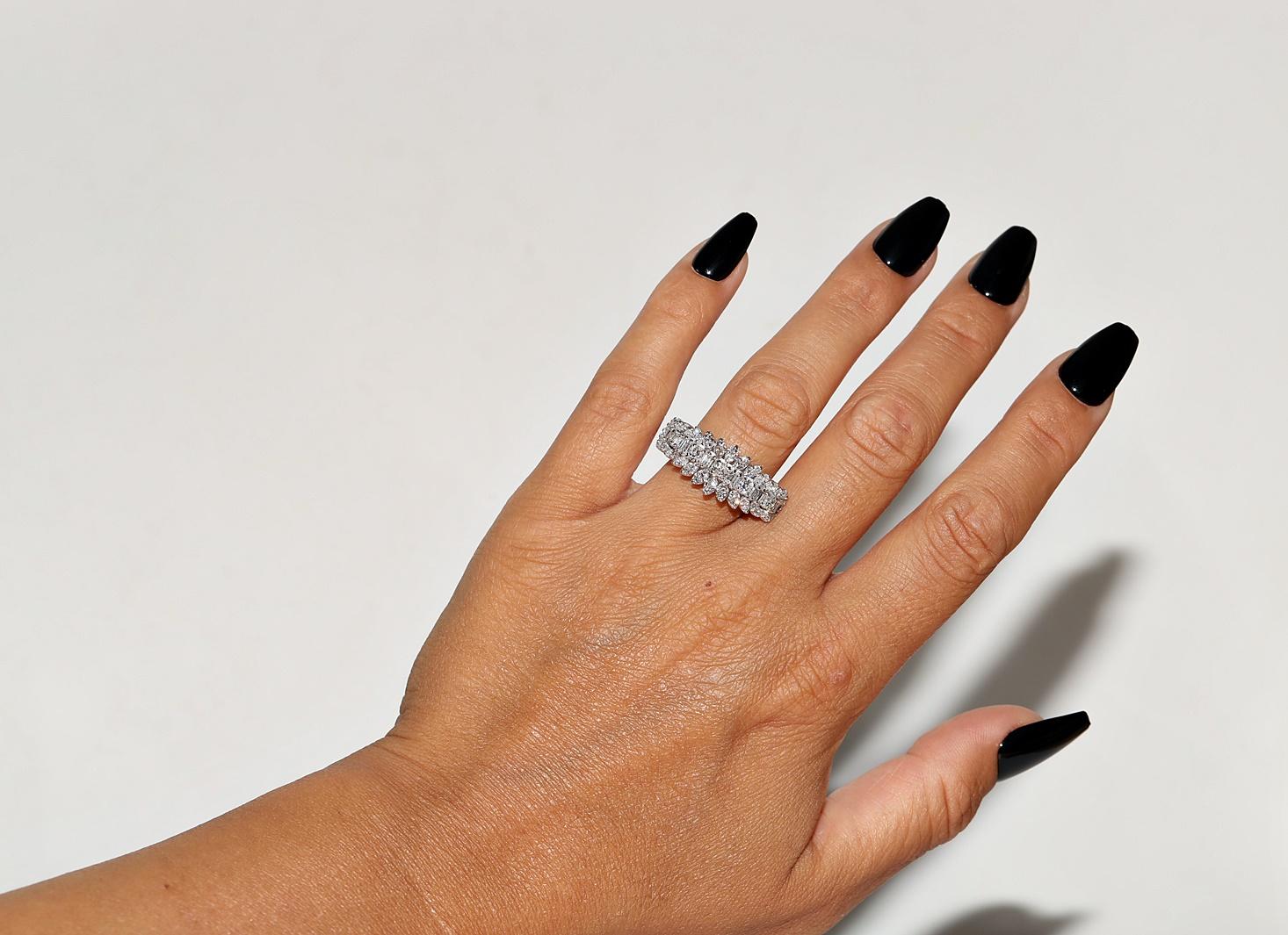 In ottime condizioni.
Il peso totale è di 7,5 grammi.
Totalmente è un diamante da 1,80 ct.
Il diamante ha un colore G-H-I e una purezza vvs-vs.
La misura dell'anello è US 6.5 
Possiamo realizzare qualsiasi dimensione.
La scatola non è inclusa.
Per