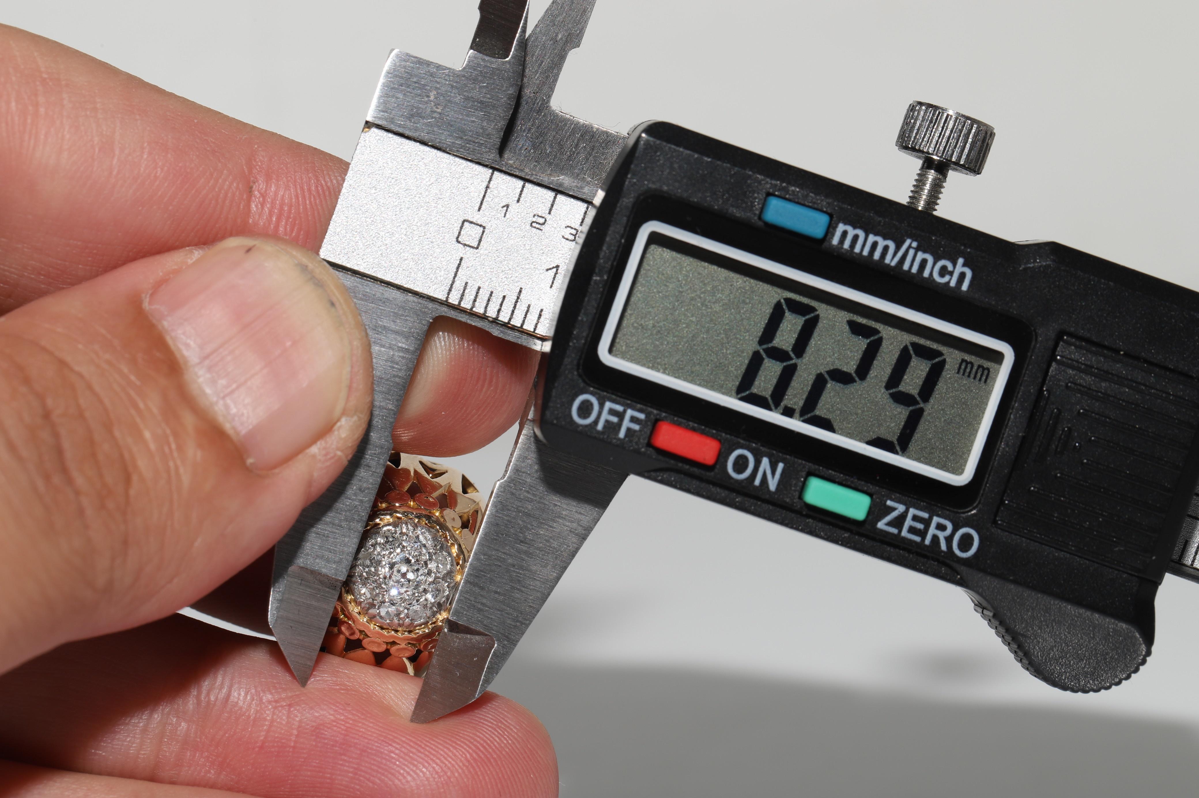 Anello forte in oro 18k con diamanti naturali decorati, CIRCA ANNI 70 in vendita 1