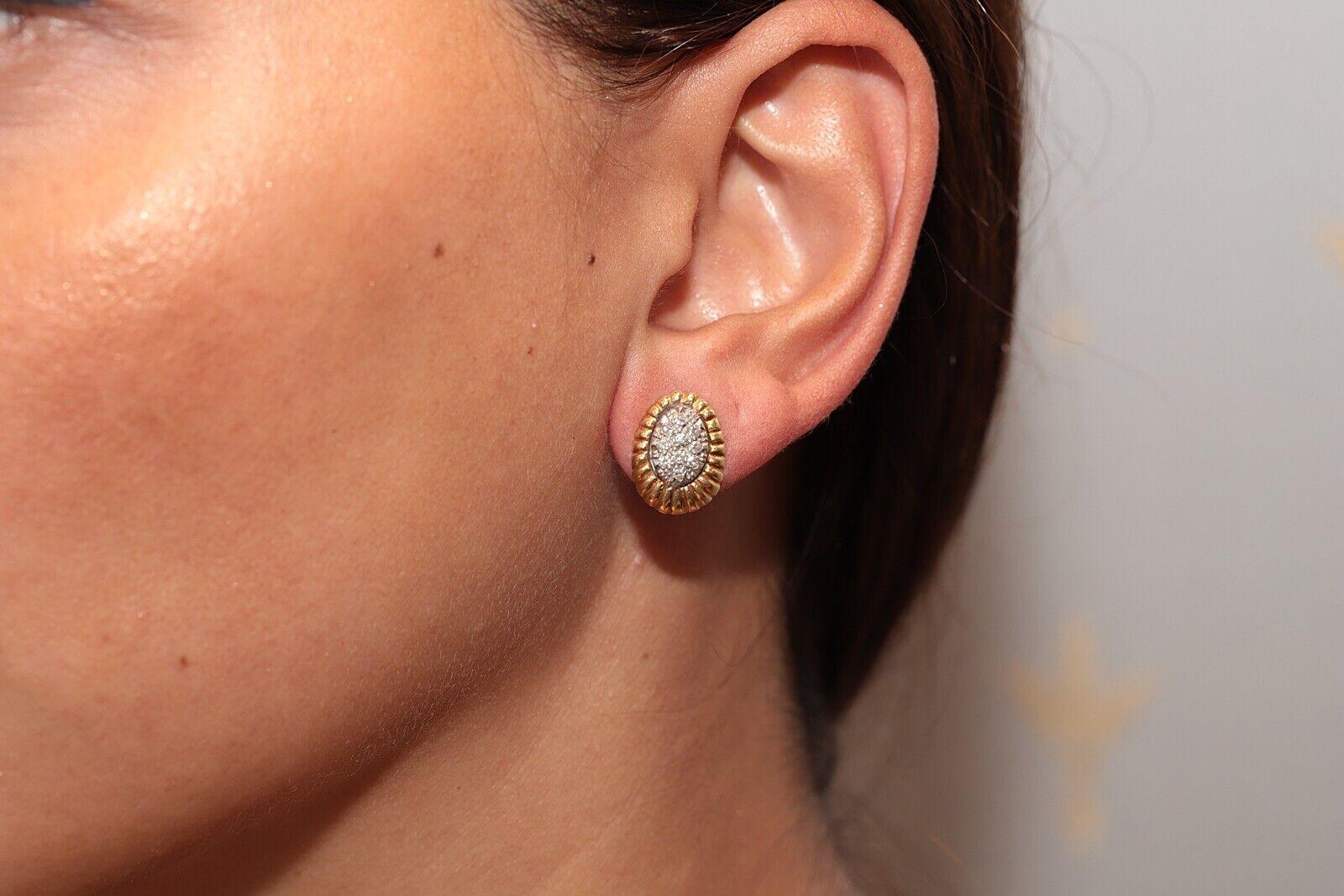 Vintage CIRCA 1970er 18k Gold Natürliche Diamanten verziert Ohrstecker im Angebot 5