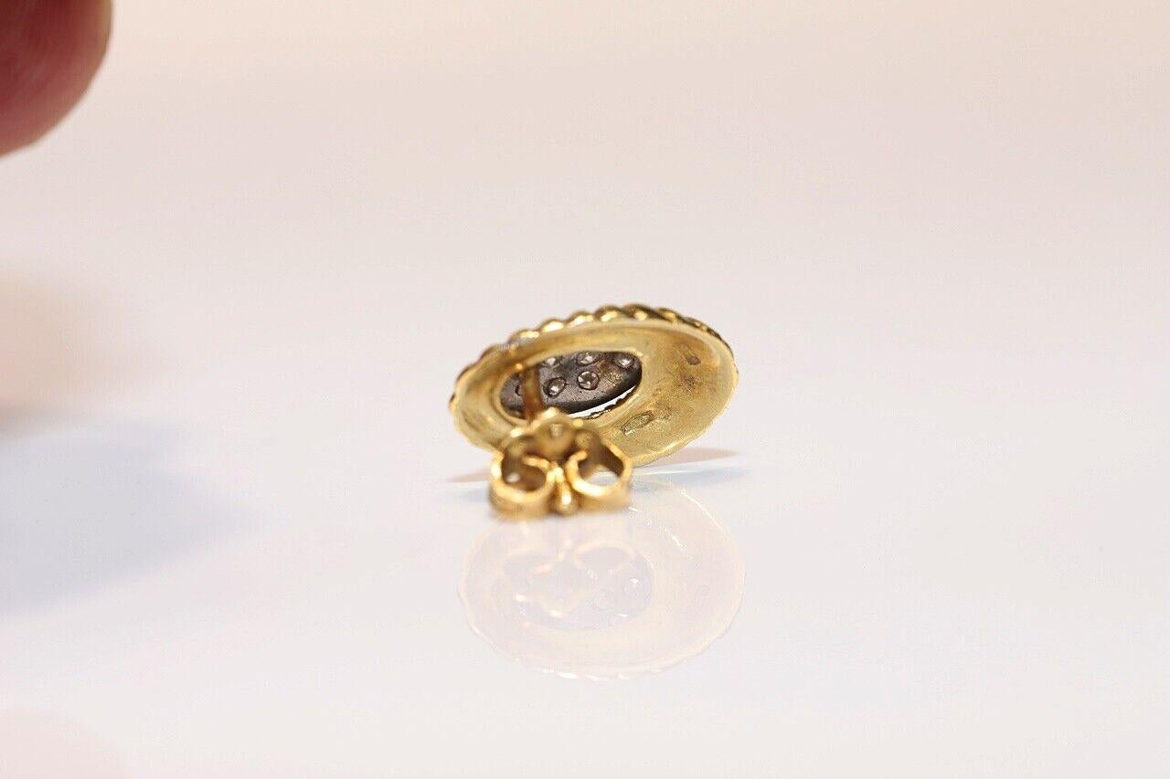 Vintage CIRCA 1970er 18k Gold Natürliche Diamanten verziert Ohrstecker im Angebot 3