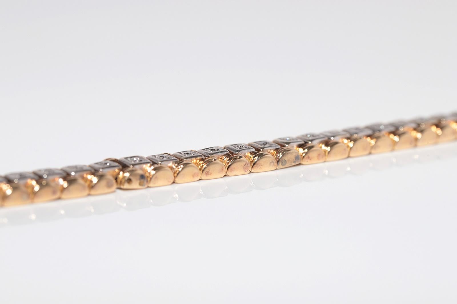 Vintage Circa 1970er Jahre 18k Gold Natürliches Diamant Dekoriertes Tennisarmband im Angebot 4