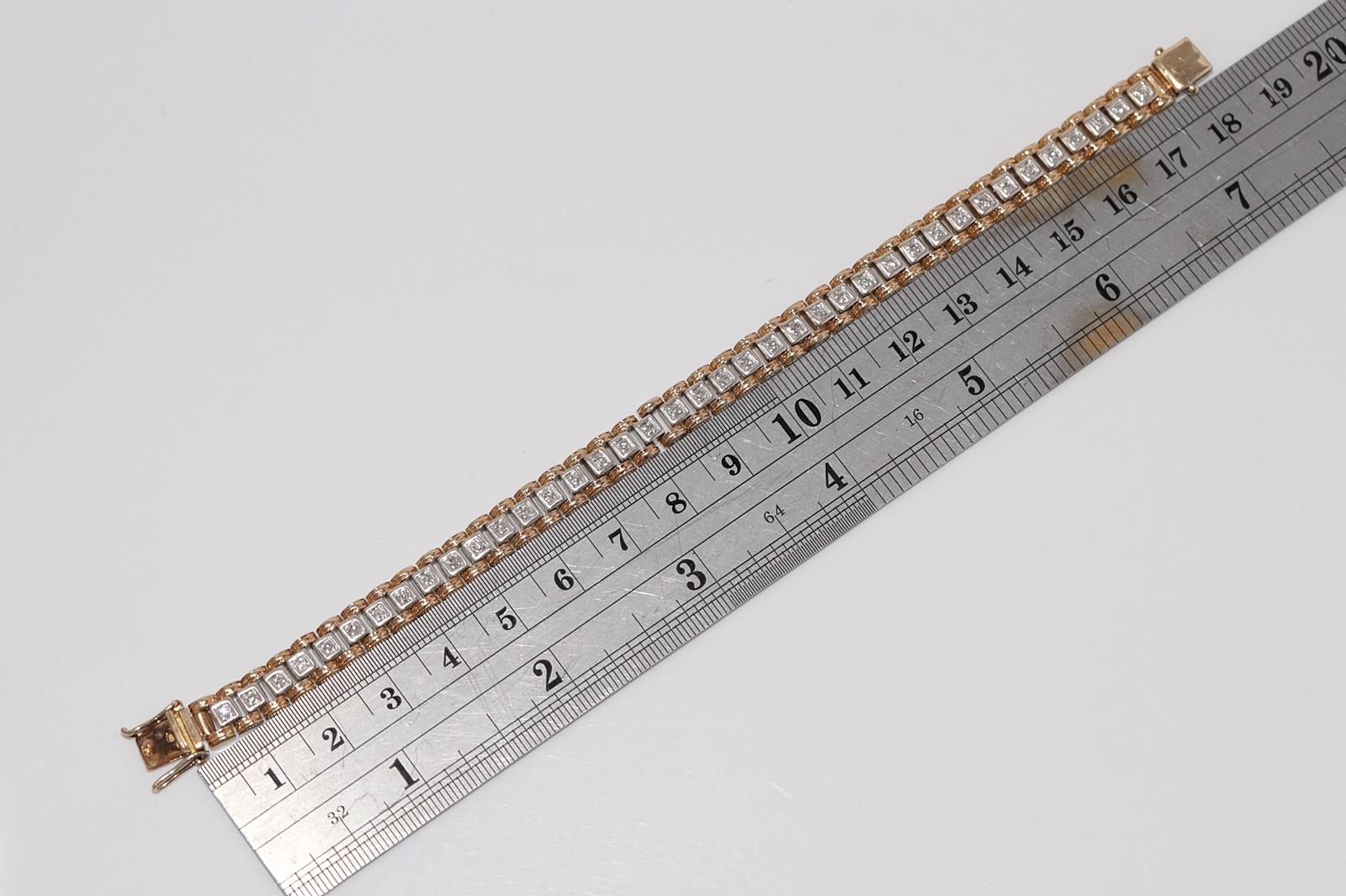 Vintage Circa 1970er Jahre 18k Gold Natürliches Diamant Dekoriertes Tennisarmband im Angebot 8