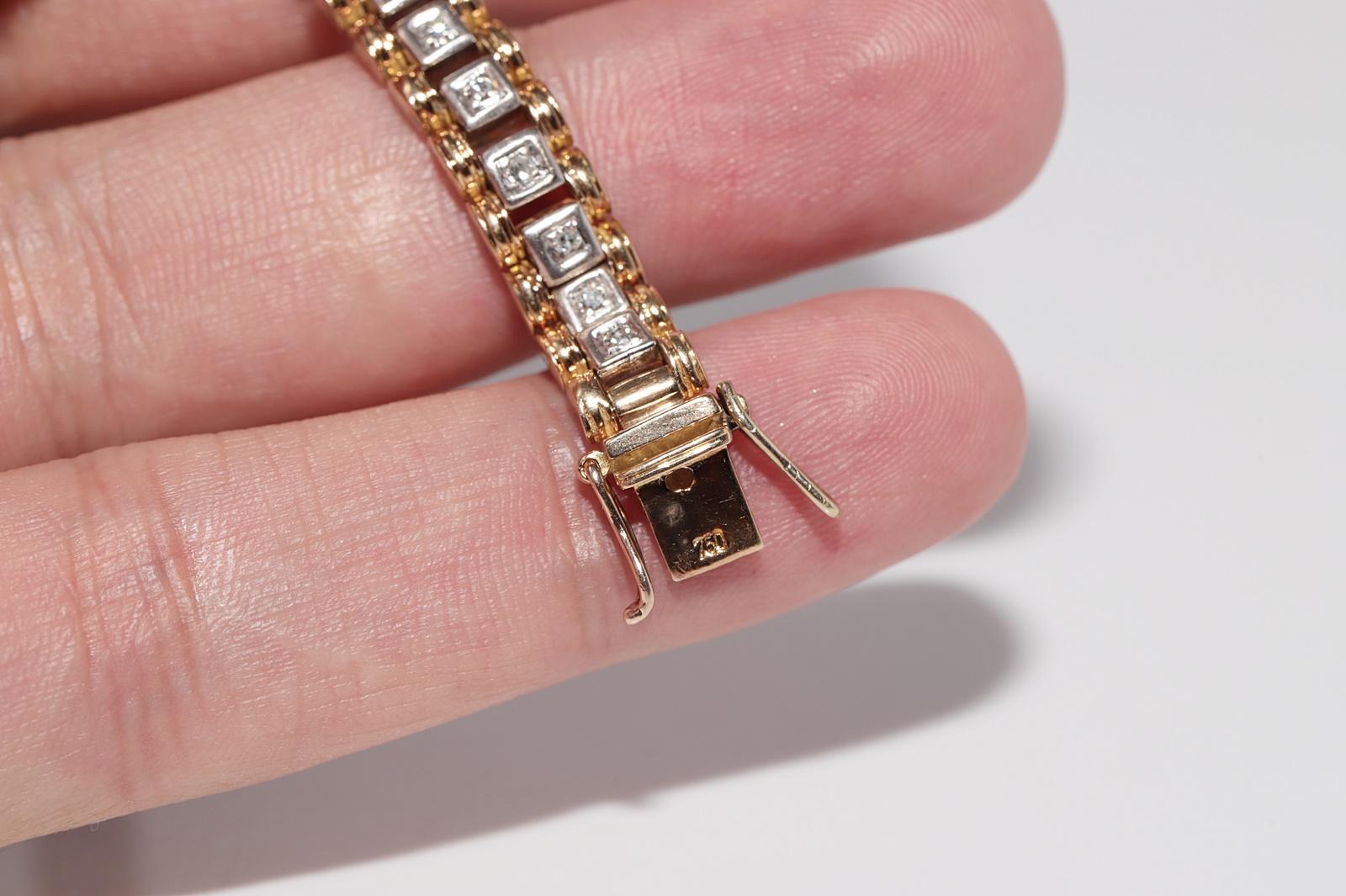 Vintage Circa 1970er Jahre 18k Gold Natürliches Diamant Dekoriertes Tennisarmband im Angebot 9
