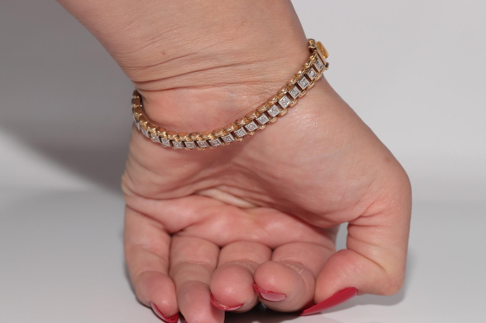 Vintage Circa 1970er Jahre 18k Gold Natürliches Diamant Dekoriertes Tennisarmband im Angebot 13