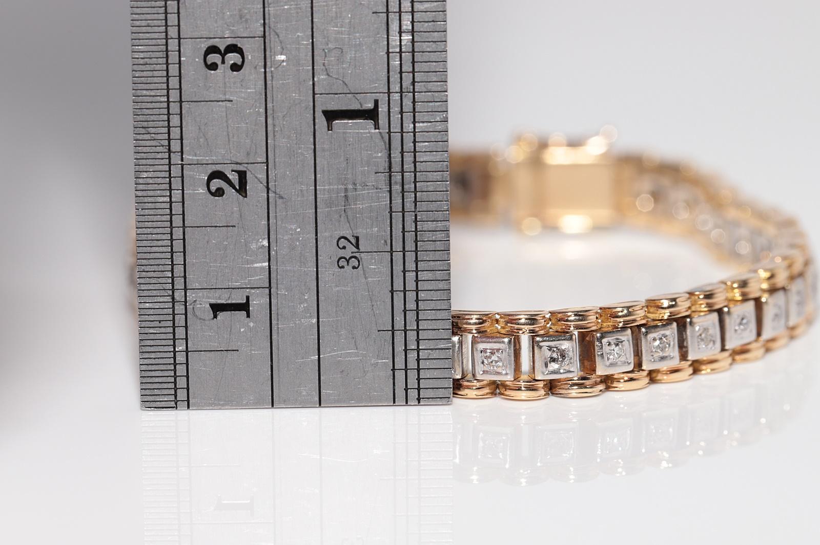 Vintage Circa 1970er Jahre 18k Gold Natürliches Diamant Dekoriertes Tennisarmband für Damen oder Herren im Angebot