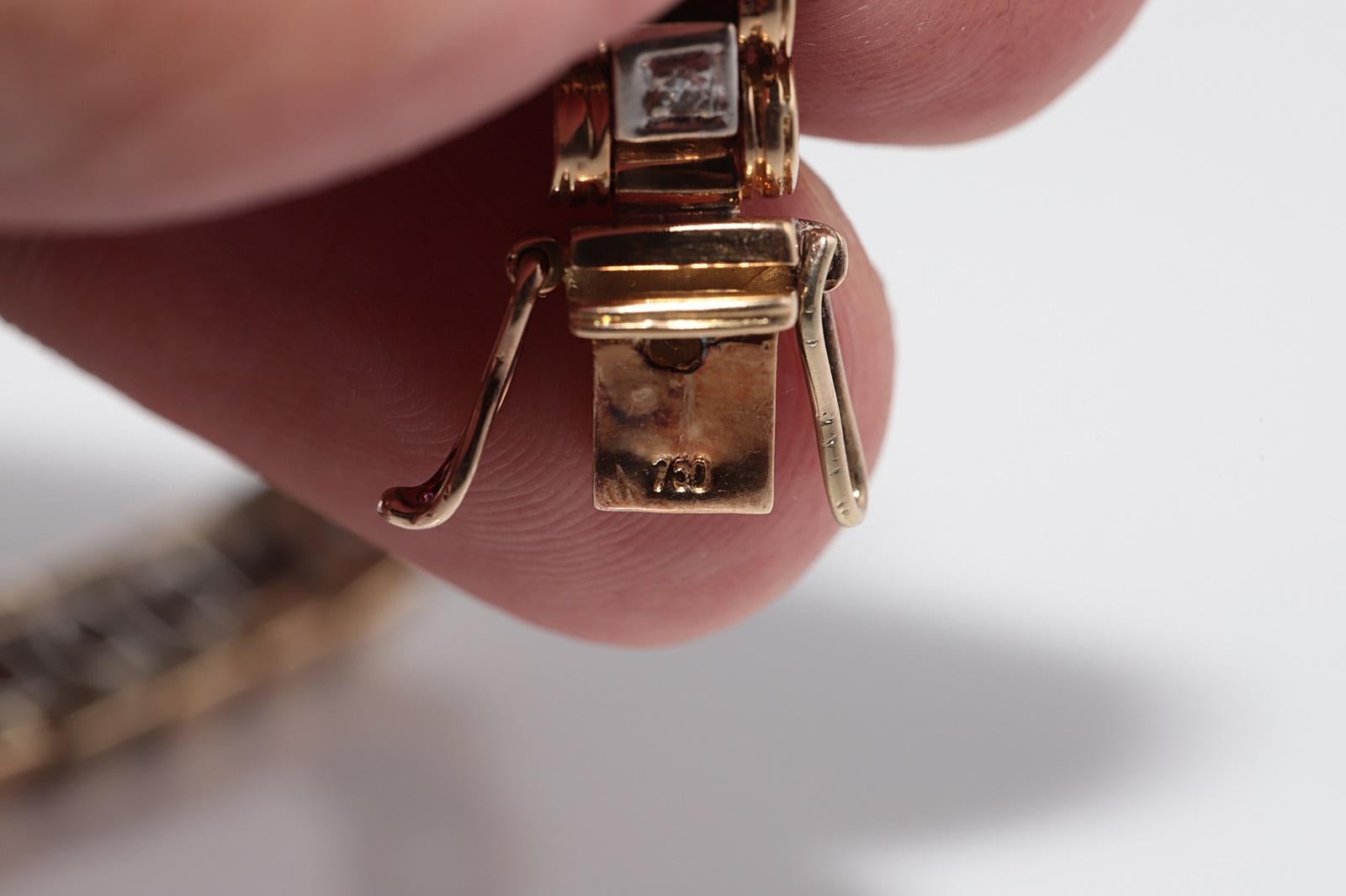 Vintage Circa 1970er Jahre 18k Gold Natürliches Diamant Dekoriertes Tennisarmband im Angebot 3