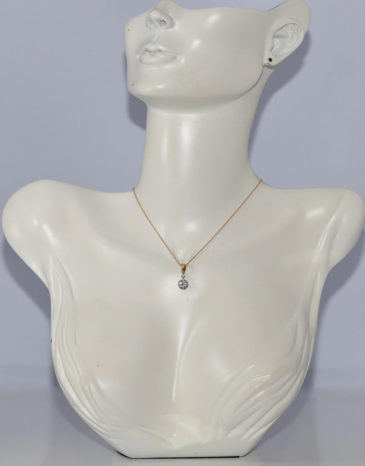 
In sehr gutem Zustand.
Das Gesamtgewicht beträgt 3.9 Gramm.
Insgesamt ist Diamant etwa 0,70 ct.
Der Diamant hat die Farbe F und die Reinheit s1.
Die Gesamtlänge der Kette beträgt 42 cm.
Bitte kontaktieren Sie uns bei Fragen.