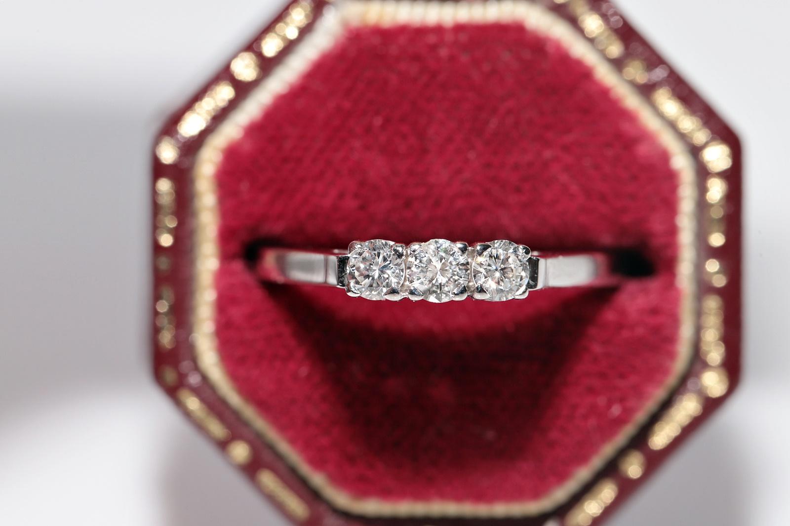 En muy buen estado.
El peso total es de 2 gramos.
Totalmente es diamante 0,30 ct.
El diamante es de color G-H y claridad vs-s2.
La talla del anillo es US 6.5
Podemos fabricar cualquier tamaño.
La caja no está incluida.
Ponte en contacto para
