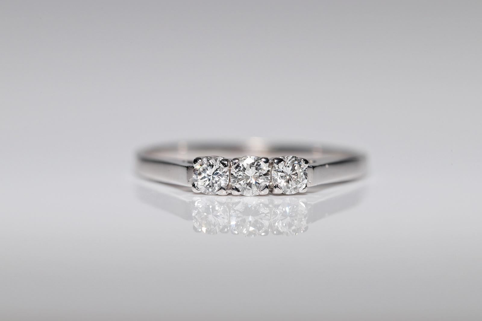 Vintage Circa 1970s Anillo de oro de 18 quilates decorado con tres diamantes naturales Corte brillante en venta