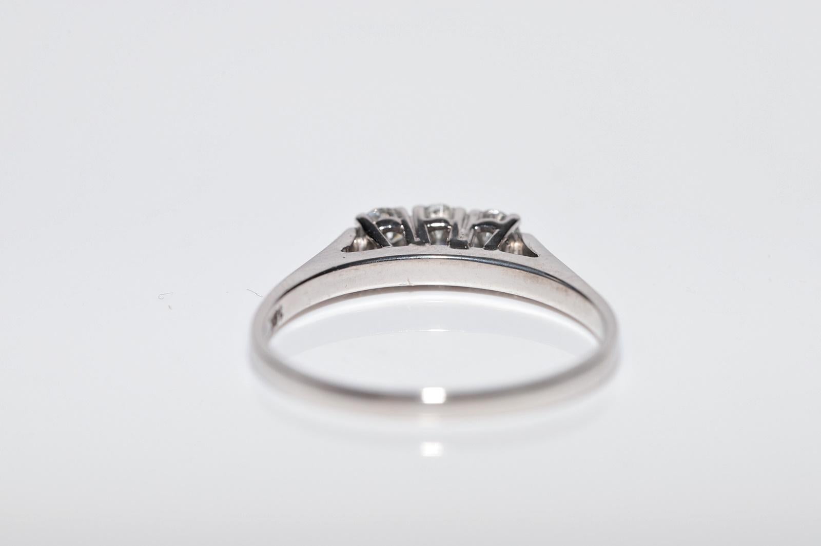 Vintage Circa 1970s Anillo de oro de 18 quilates decorado con tres diamantes naturales en venta 1