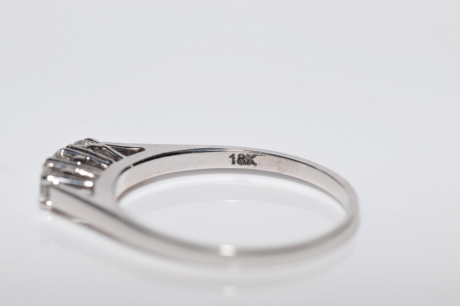 Vintage Circa 1970s Anillo de oro de 18 quilates decorado con tres diamantes naturales en venta 3