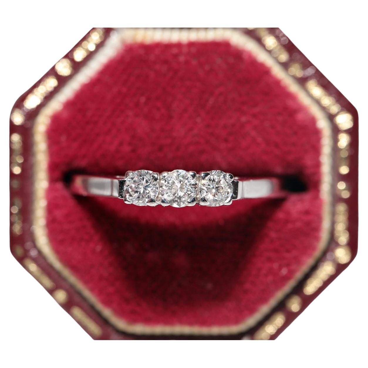 Vintage Circa 1970s Anillo de oro de 18 quilates decorado con tres diamantes naturales en venta