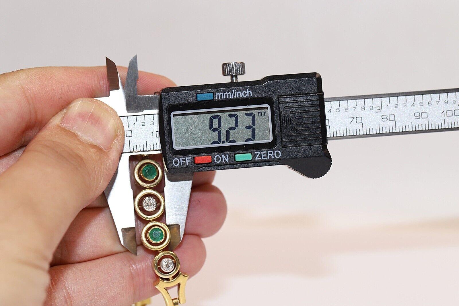 Bracciale da tennis con diamanti naturali taglio vecchio e smeraldi, vintage, CIRCA ANNI '70, 18 carati in vendita 1