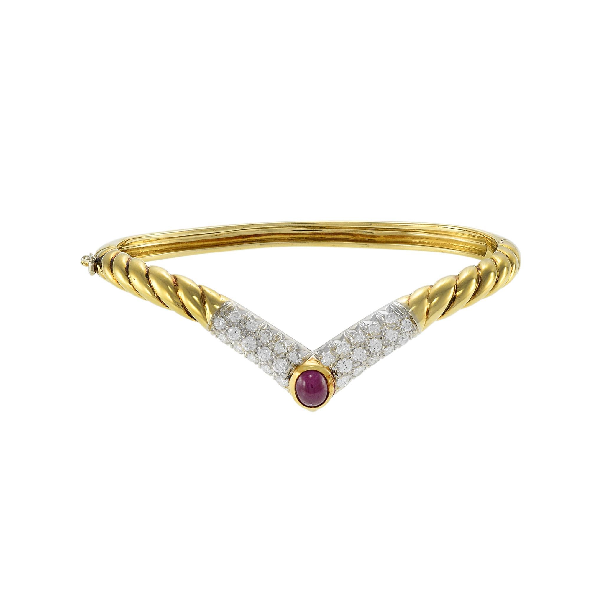 Pulsera vintage circa años 70 de oro amarillo de 18 quilates y cabujón ovalado de rubí. Esta pieza atemporal presenta un diseño retorcido en forma de 