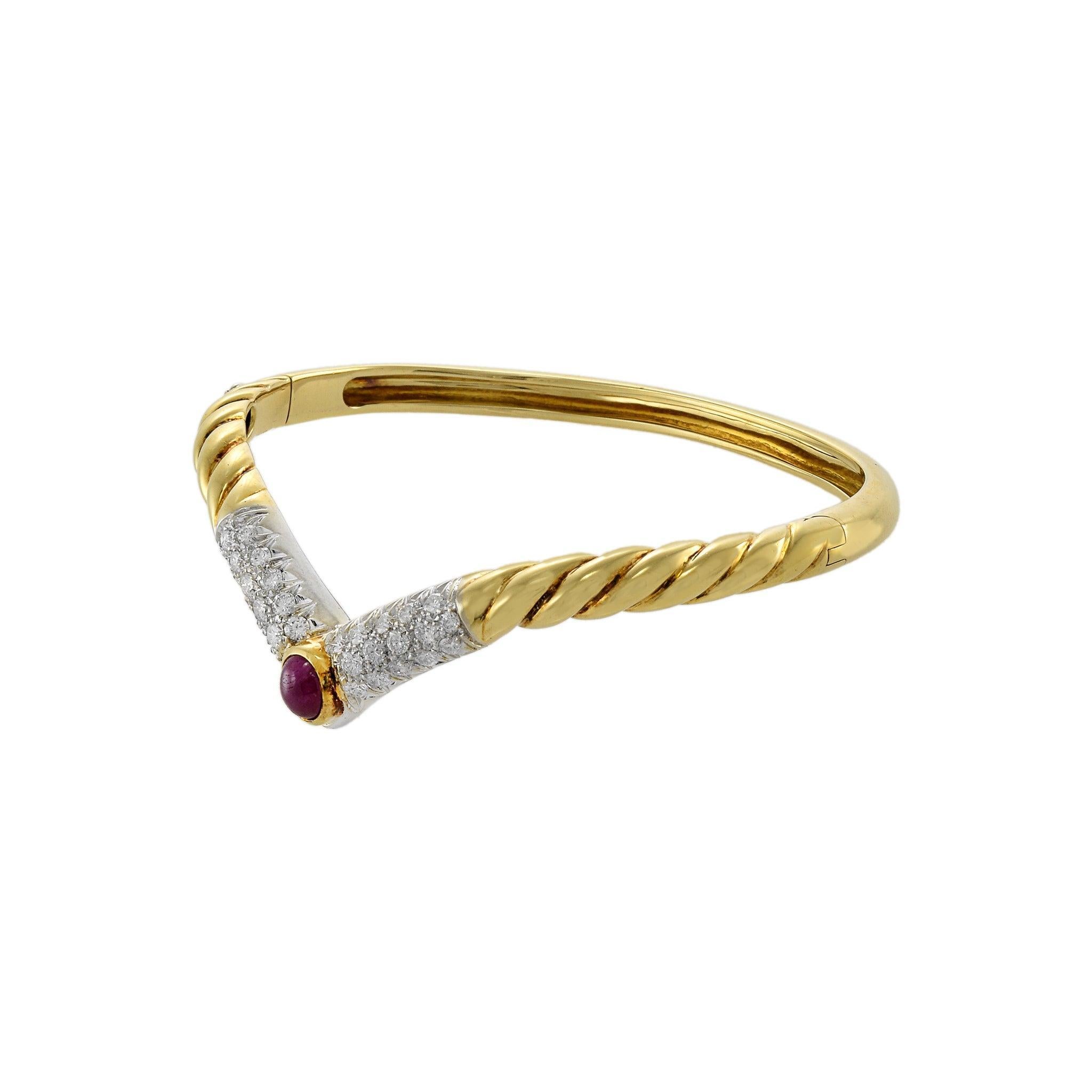 Vintage Circa 1970's Bracelet en or jaune 18kt et rubis cabochon ovale. Cette pièce intemporelle présente un design torsadé en forme de 