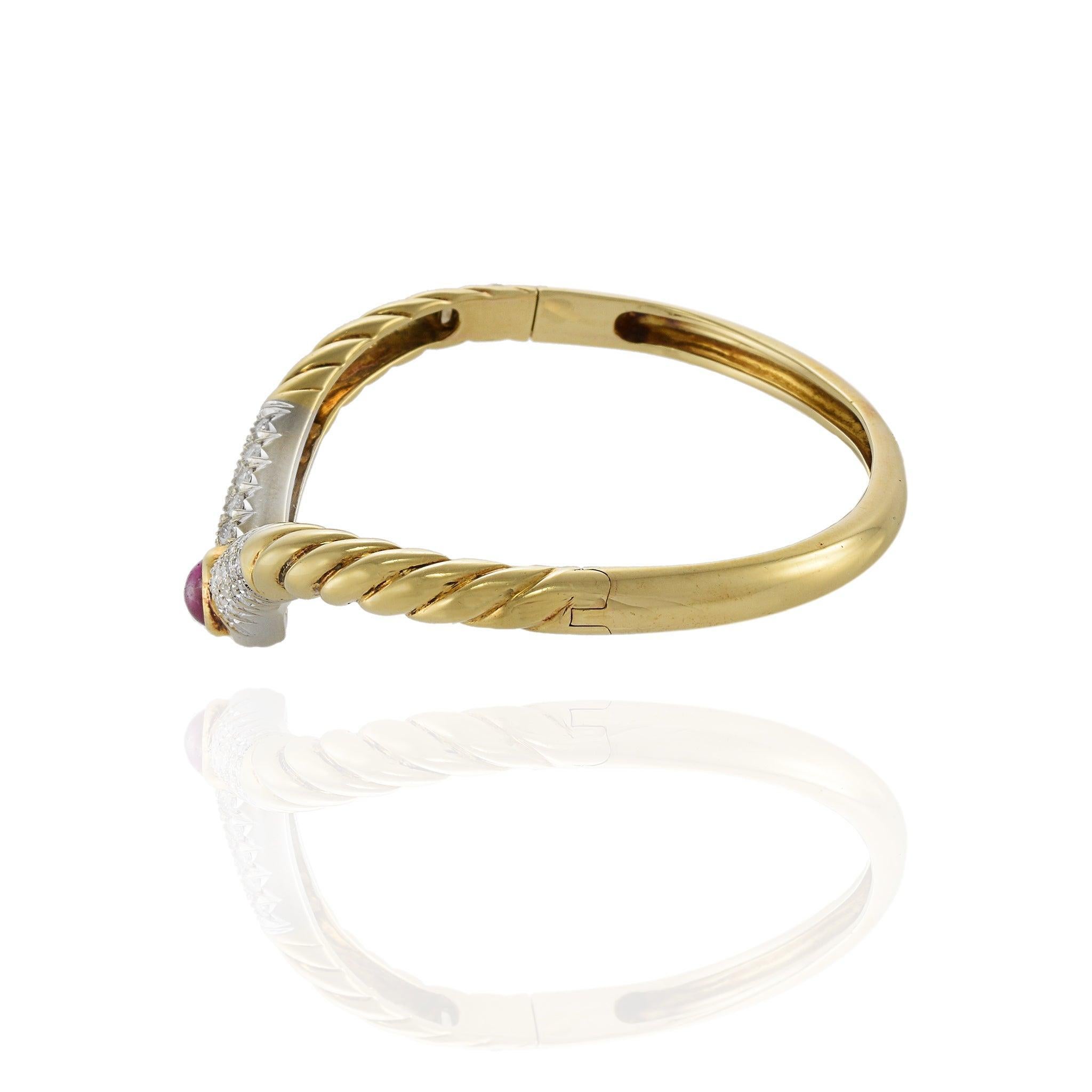 Taille cabochon Bracelet vintage en or jaune 18 carats et rubis cabochon ovale des années 1970 en vente