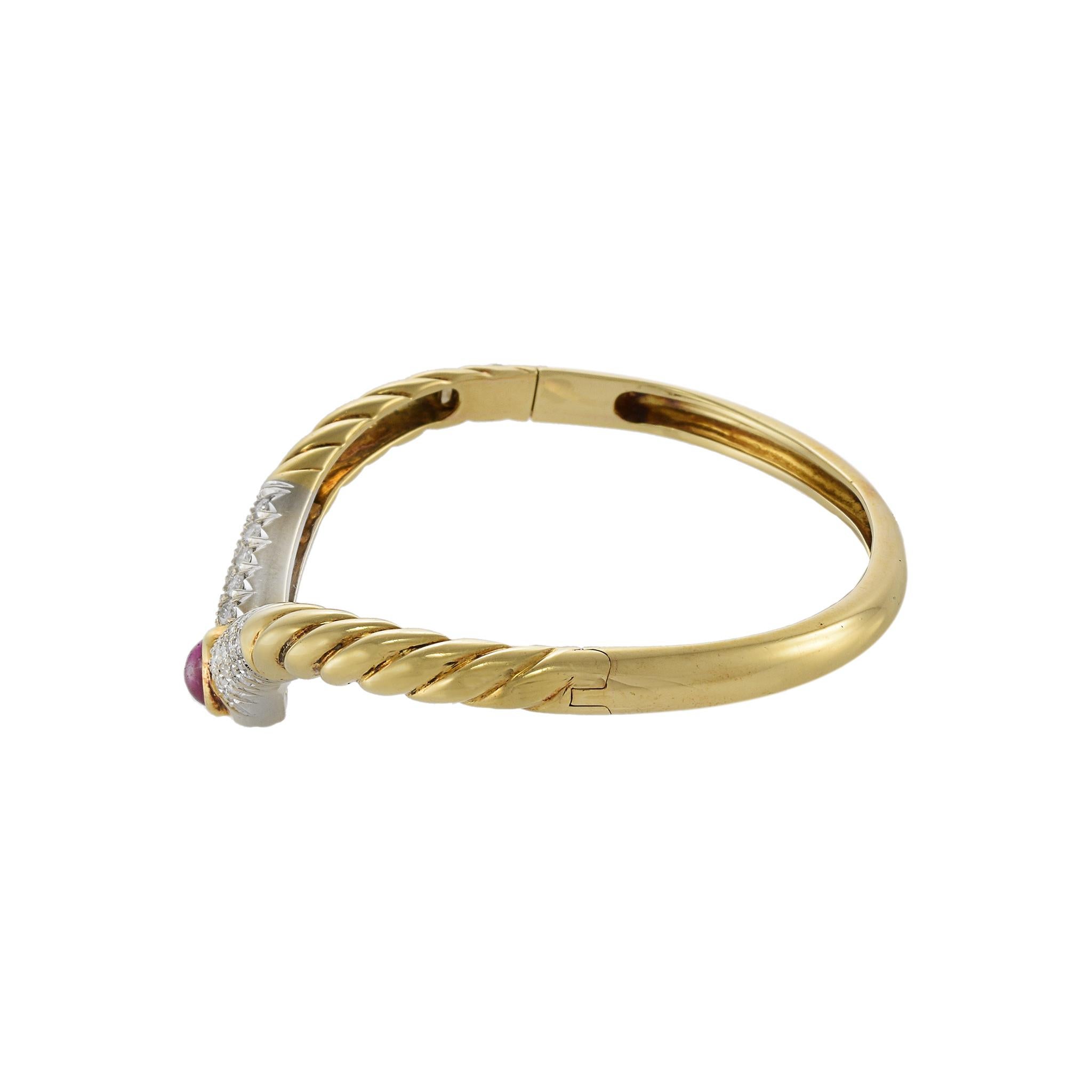 Pulsera vintage circa años 70 de oro amarillo de 18 quilates y cabujón ovalado de rubí en Excelente estado para la venta en New York, NY