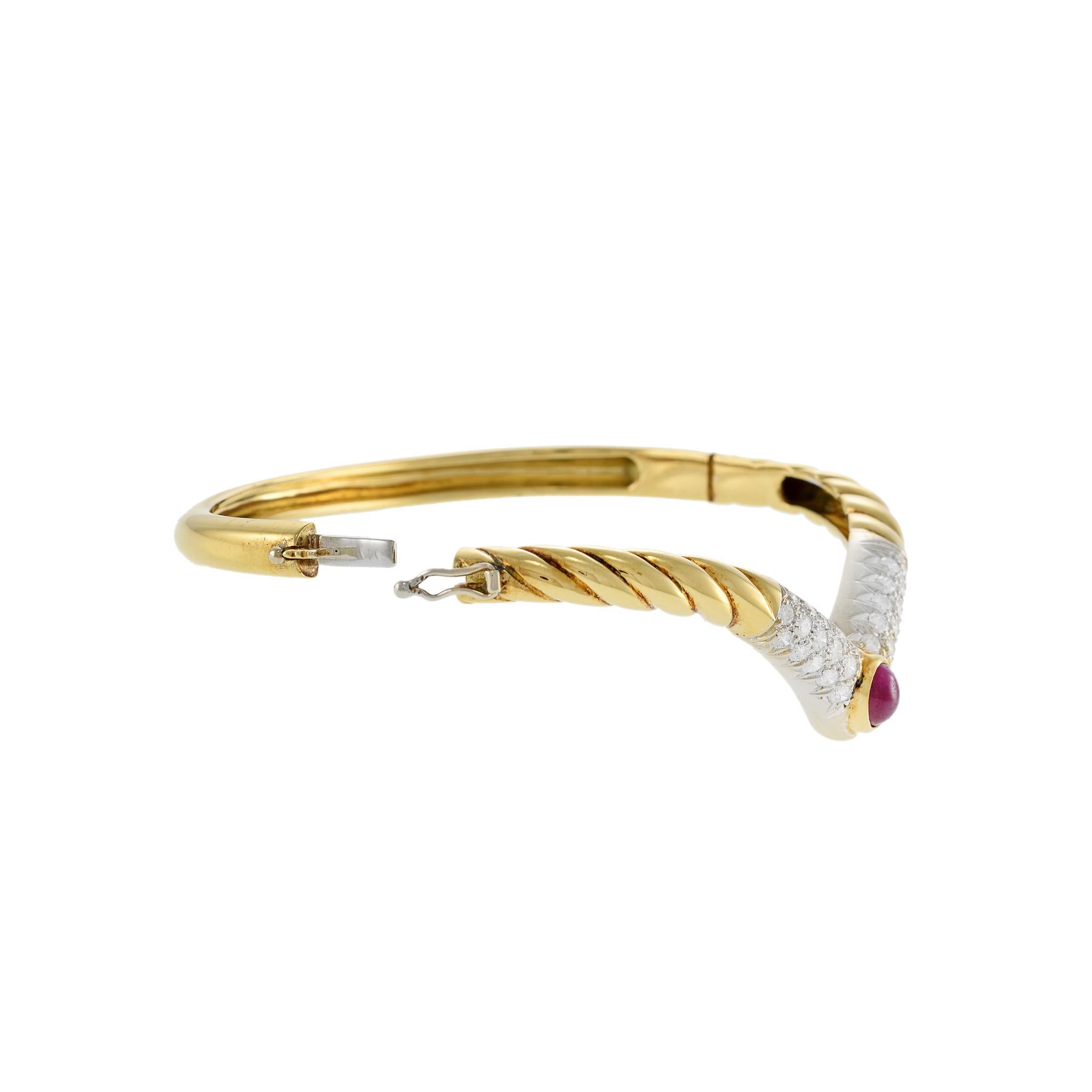 De las mujeres Pulsera vintage circa años 70 de oro amarillo de 18 quilates y cabujón ovalado de rubí en venta