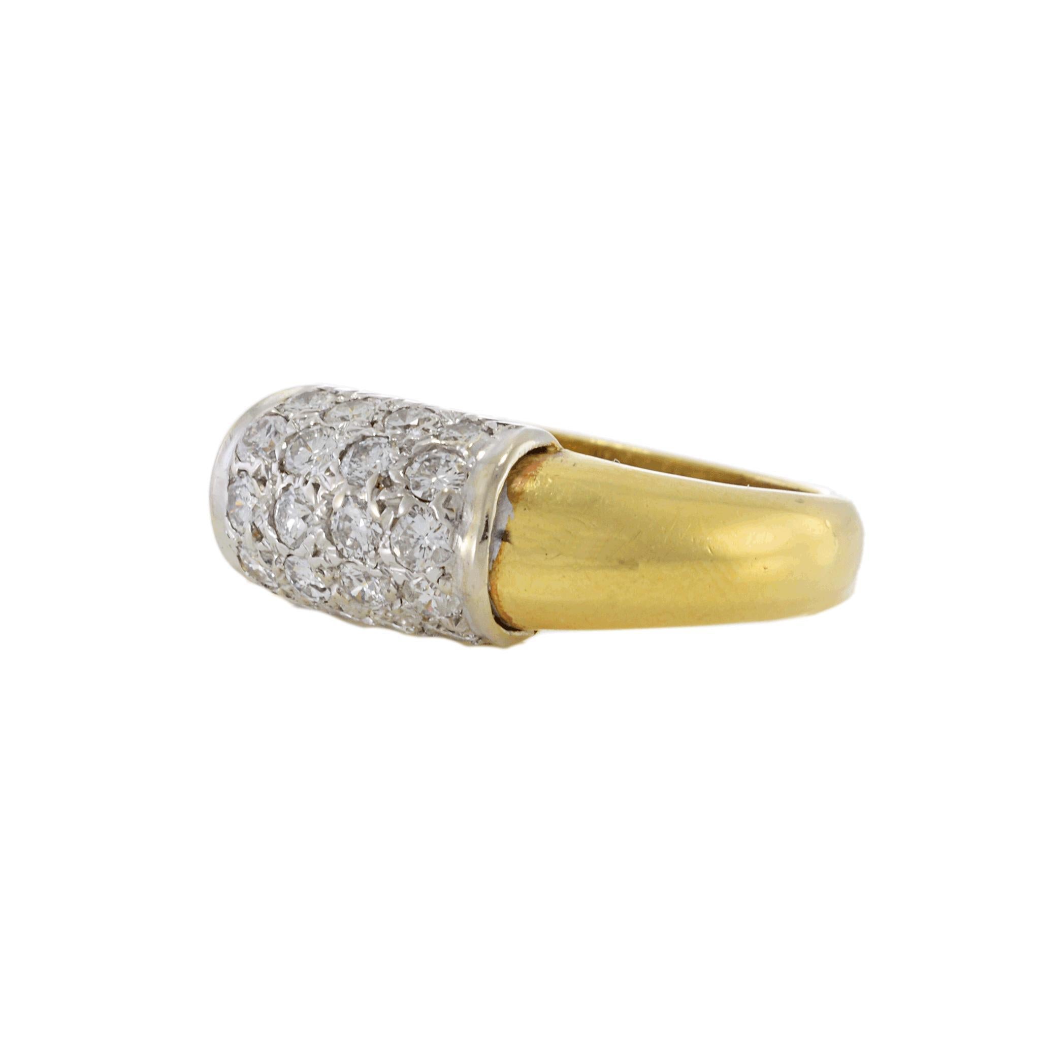 Réalisée en or jaune 18KT, cette bague à barre de diamants vintage datant des années 1970 présente un design épuré et élégant. Serti de 1,00CT-TW de diamants ronds de couleur G et de pureté VS/SI, l'arrangement rehausse l'éclat de la bague tout en