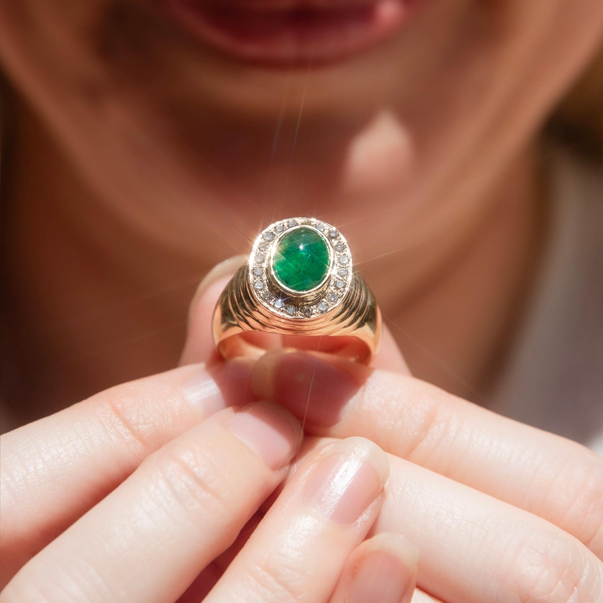 Der aus 18-karätigem Gold gefertigte Sade-Ring nimmt Sie mit auf eine Reise in die 1970er Jahre, in denen die freie Liebe gefeiert wurde. Ihr prächtiger Smaragd im Cabochon-Schliff sitzt auf einer erhöhten Stufenfassung und wird von einer Reihe