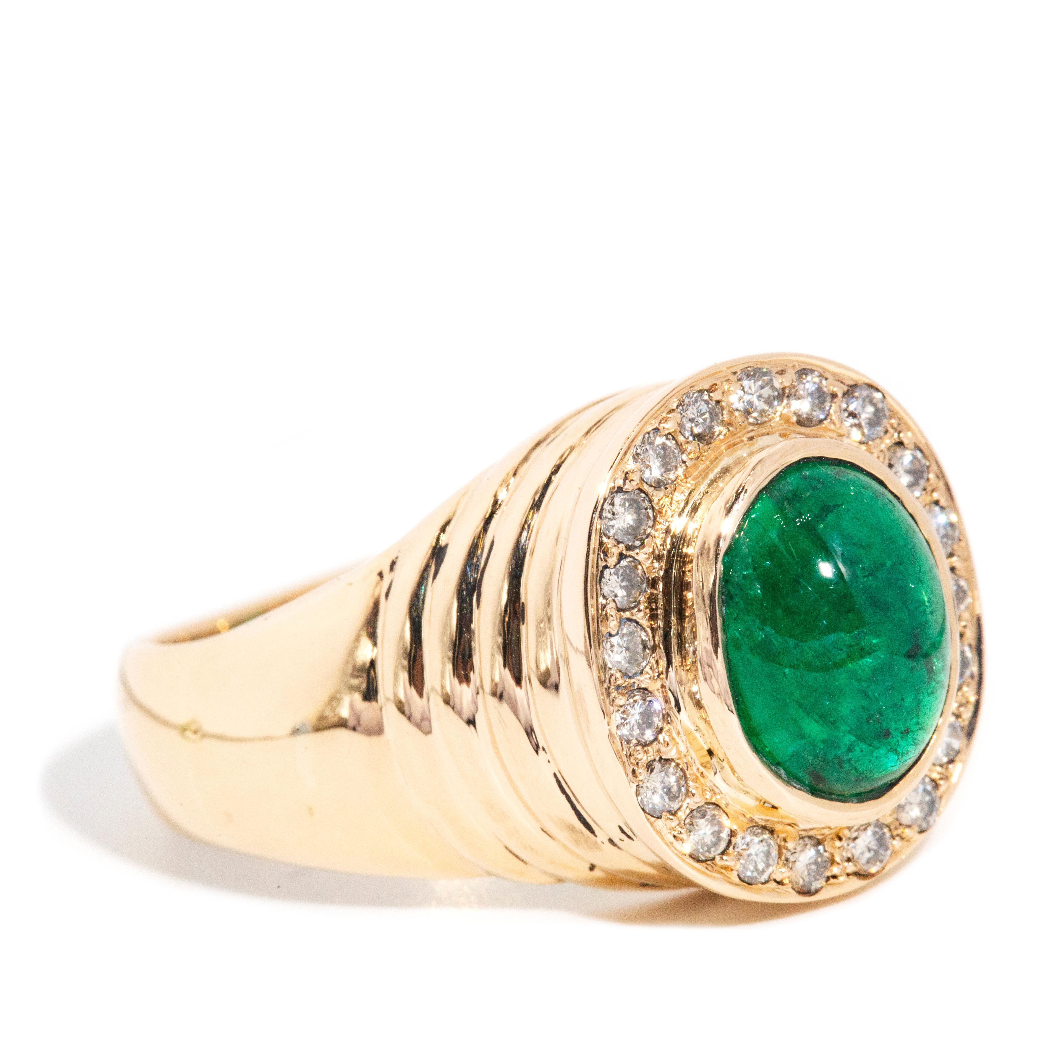 Vintage Circa 1970er Jahre 2,51 Karat Smaragd Cabochon & Diamant-Ring 18 Karat Gold (Moderne) im Angebot