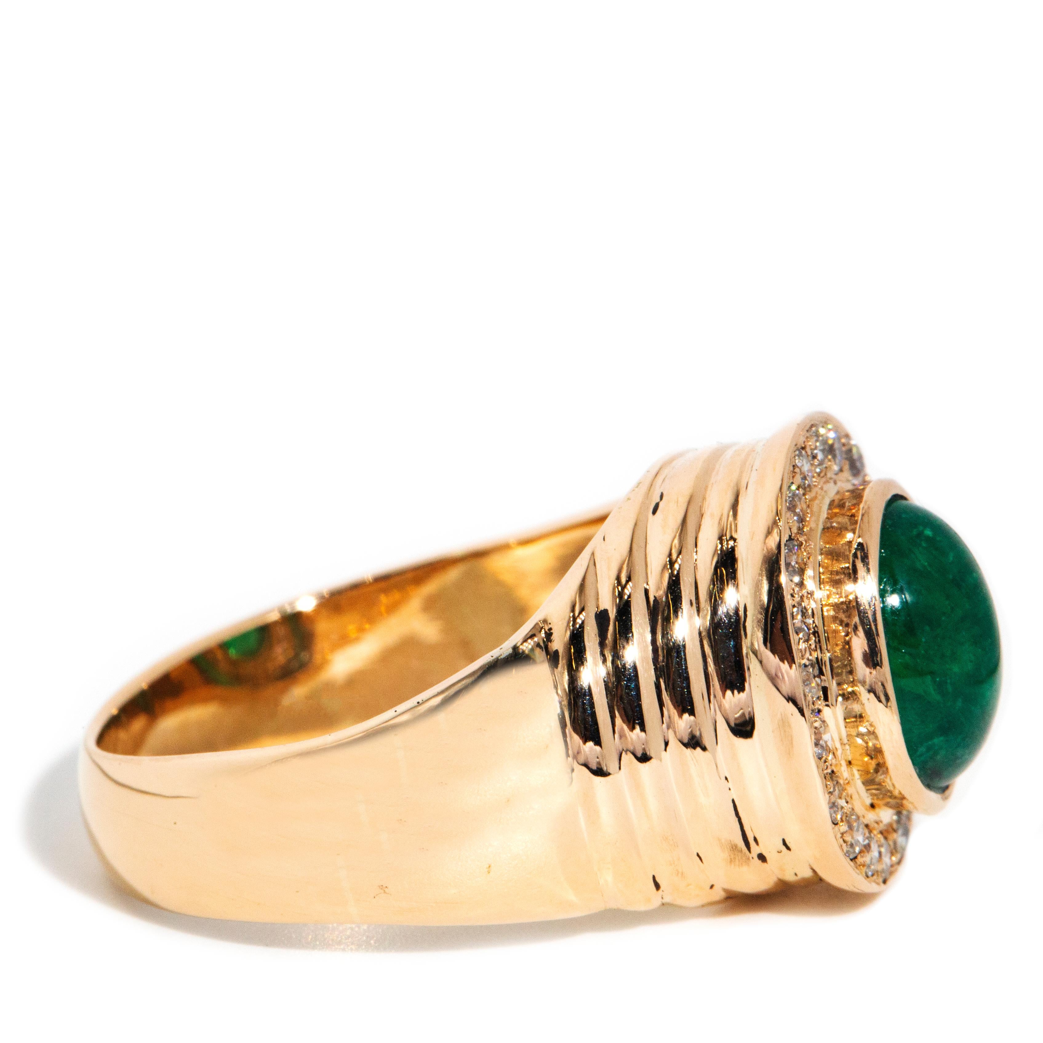 Vintage Circa 1970er Jahre 2,51 Karat Smaragd Cabochon & Diamant-Ring 18 Karat Gold im Angebot 2