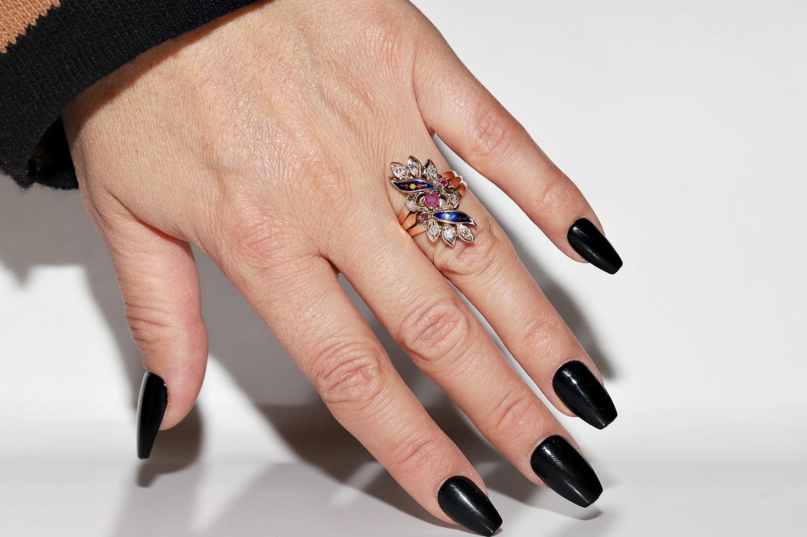 In sehr gutem Zustand.
Das Gesamtgewicht beträgt 5.6 Gramm.
Insgesamt ist Diamant 0,26 ct.
Insgesamt ist Rubin 0.29 ct.
Der Diamant hat die Farbe H-I und die Reinheit s1-s2.
Ringgröße ist US 5.7 (Wir bieten kostenlose Größenänderung)
Wir können jede
