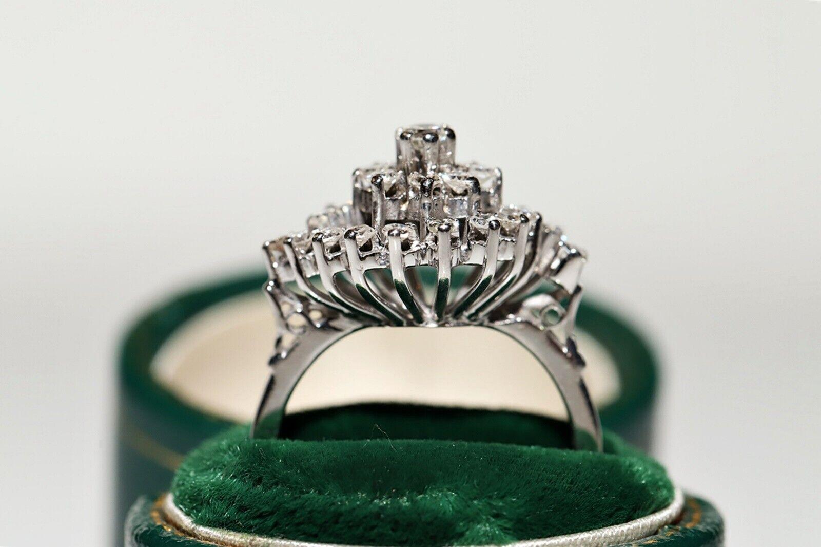 In sehr gutem Zustand.
Das Gesamtgewicht beträgt 4.1 Gramm.
Insgesamt ist Diamant etwa 0,75 ct.
Der Diamant ist G-H Farbe und vvs-vs Klarheit.
Ringgröße ist US 6 (Wir bieten kostenlose Größenänderung)
Wir können jede Größe herstellen.
Die Box ist