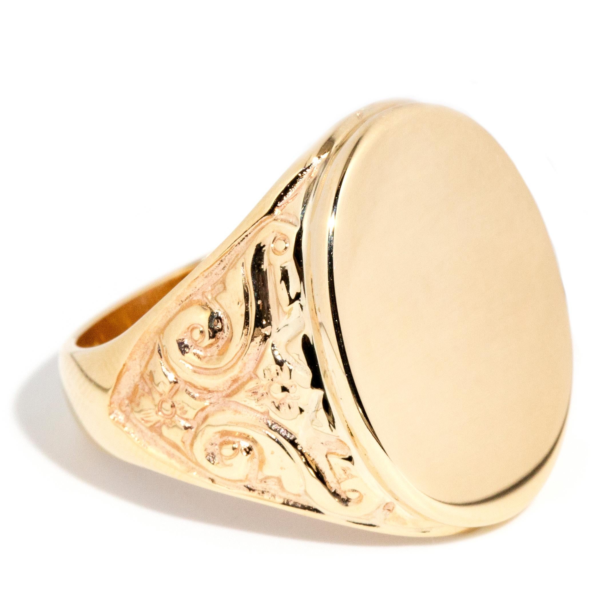 Men's Vintage circa 1970s 9 Carat Yellow Gold Domed Oval Patterned Unisex Signet Ring For Sale