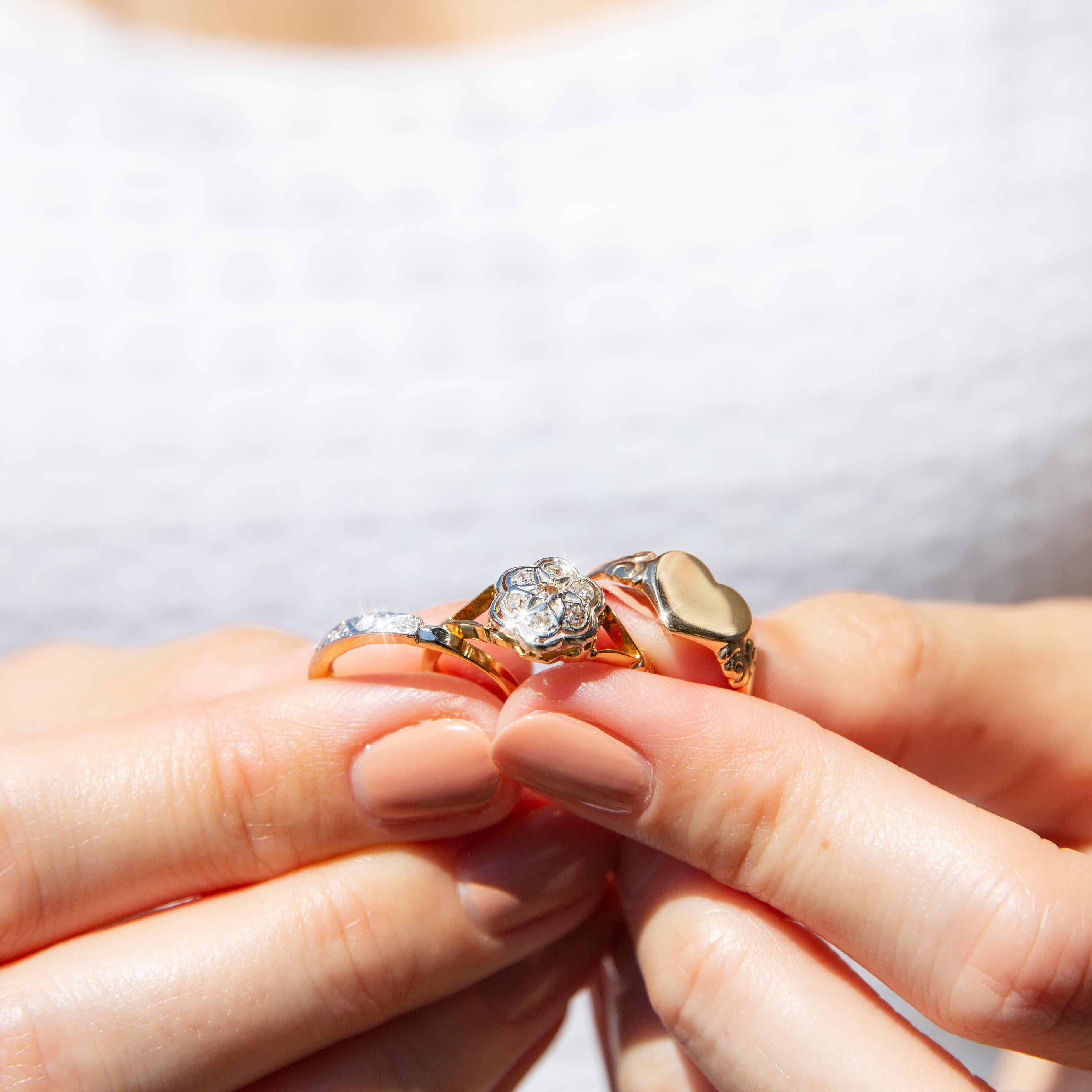 9 Karat Gelbgold Herzförmiger Love Siegelring, Vintage, ca. 1970er Jahre im Zustand „Gut“ in Hamilton, AU