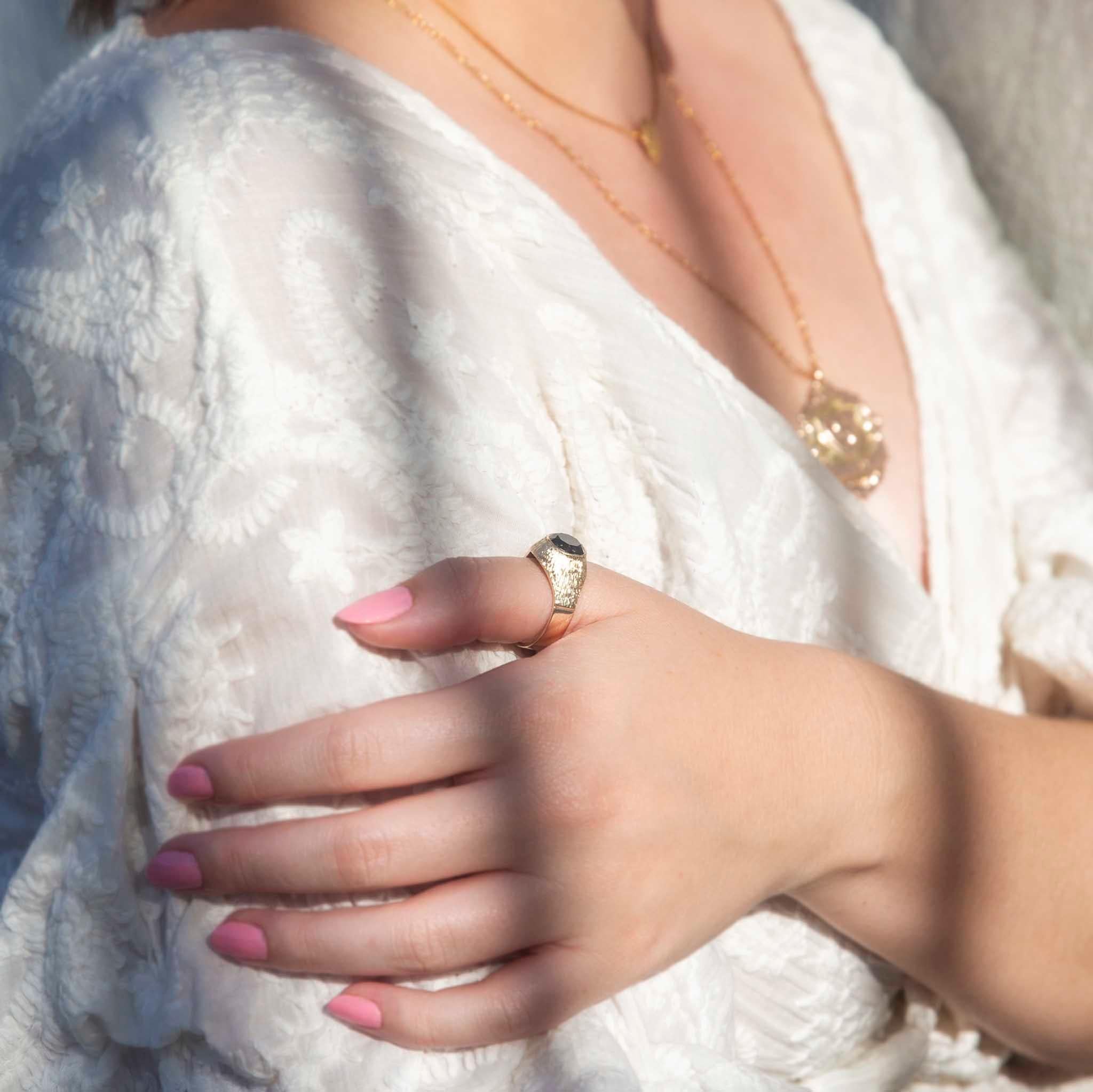 Vintage circa 1970s Australian Round Sapphire Dome Ring 9 Carat Yellow Gold For Sale 3