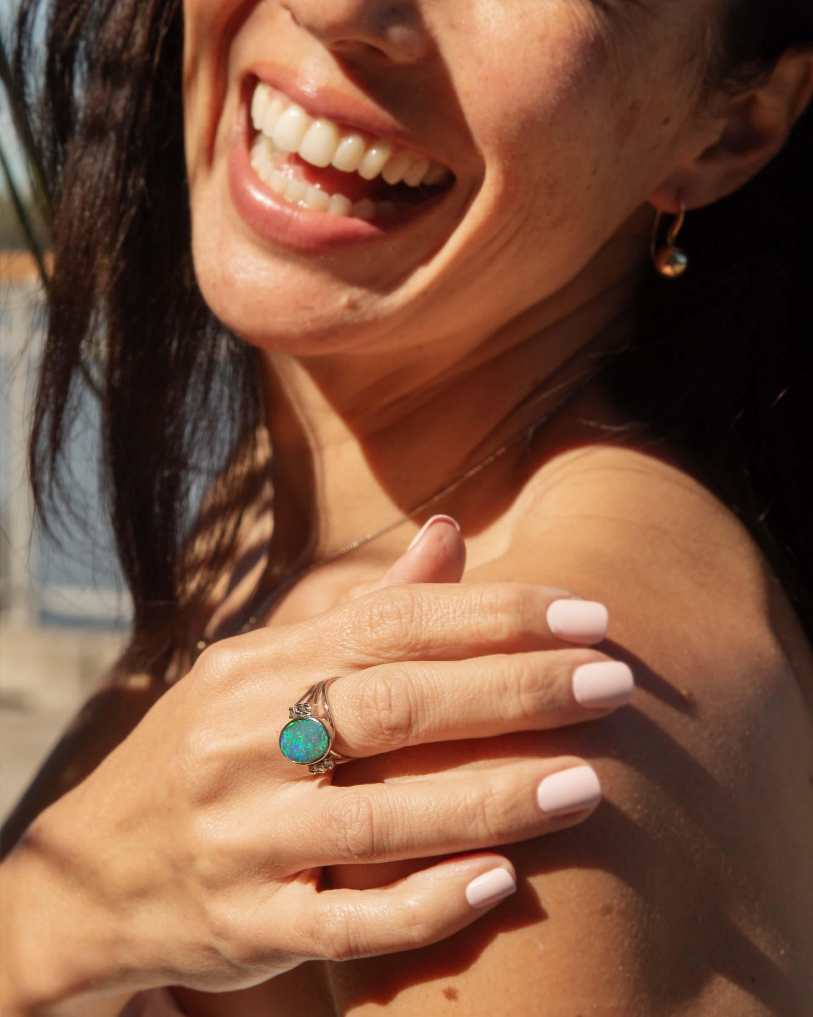 Der Ring Seraphina mit schwarzem Opal und Diamanten glitzert wie der Mitternachtshimmel und ist eine atemberaubende Verkörperung moderner Kunstfertigkeit, gefasst in leuchtendem 18-karätigem Weißgold. Satte Farbtöne tanzen mit dem Licht und rufen