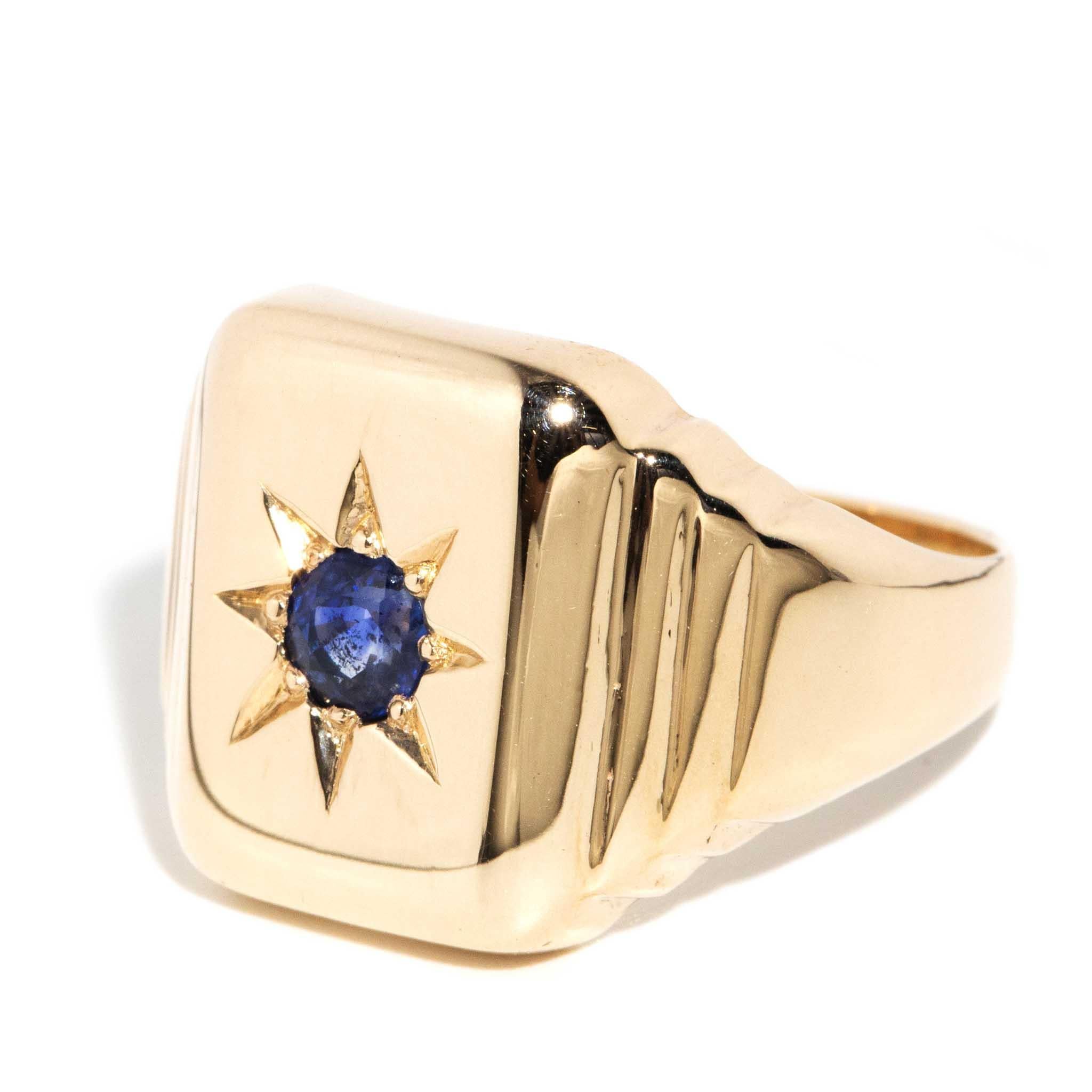 Round Cut Vintage Circa 1970s Blue Sapphire Signet Ring 9 Carat Yellow Gold For Sale