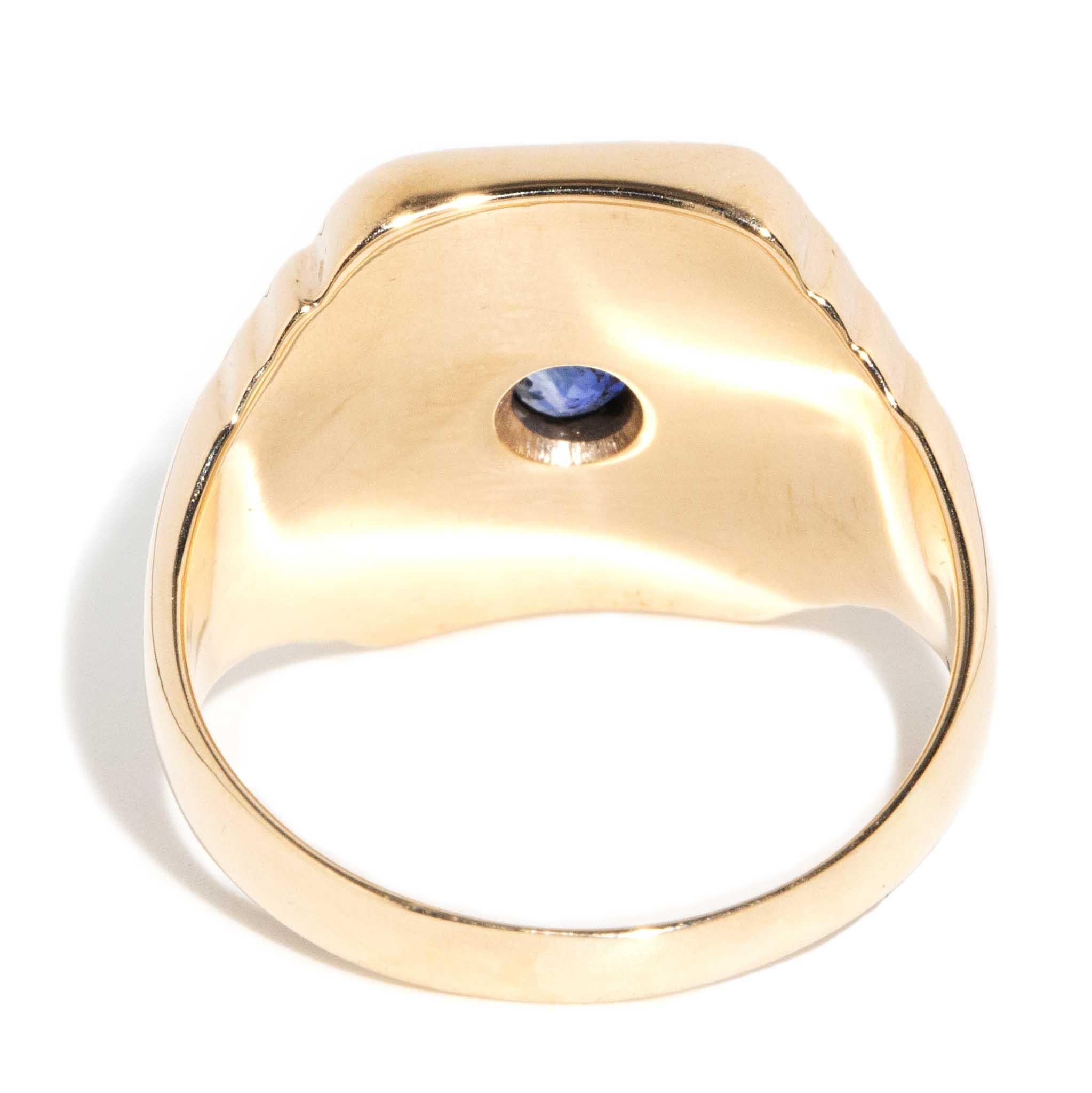 Vintage Circa 1970s Blue Sapphire Signet Ring 9 Carat Yellow Gold For Sale 1