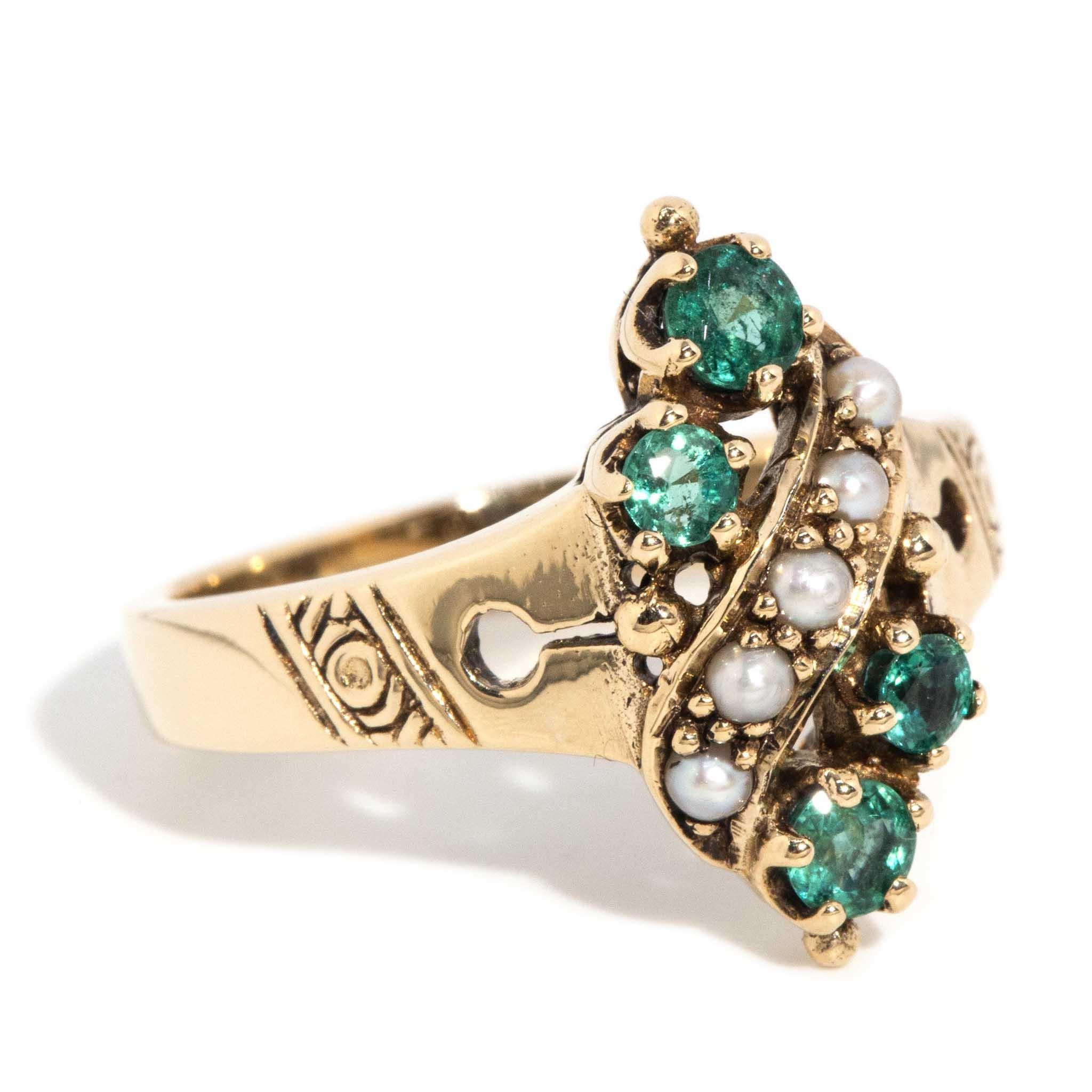 Vintage CIRCA 1970er Jahre Bright Emerald & Seed Pearl Ring 9 Karat Gelbgold (Moderne) im Angebot