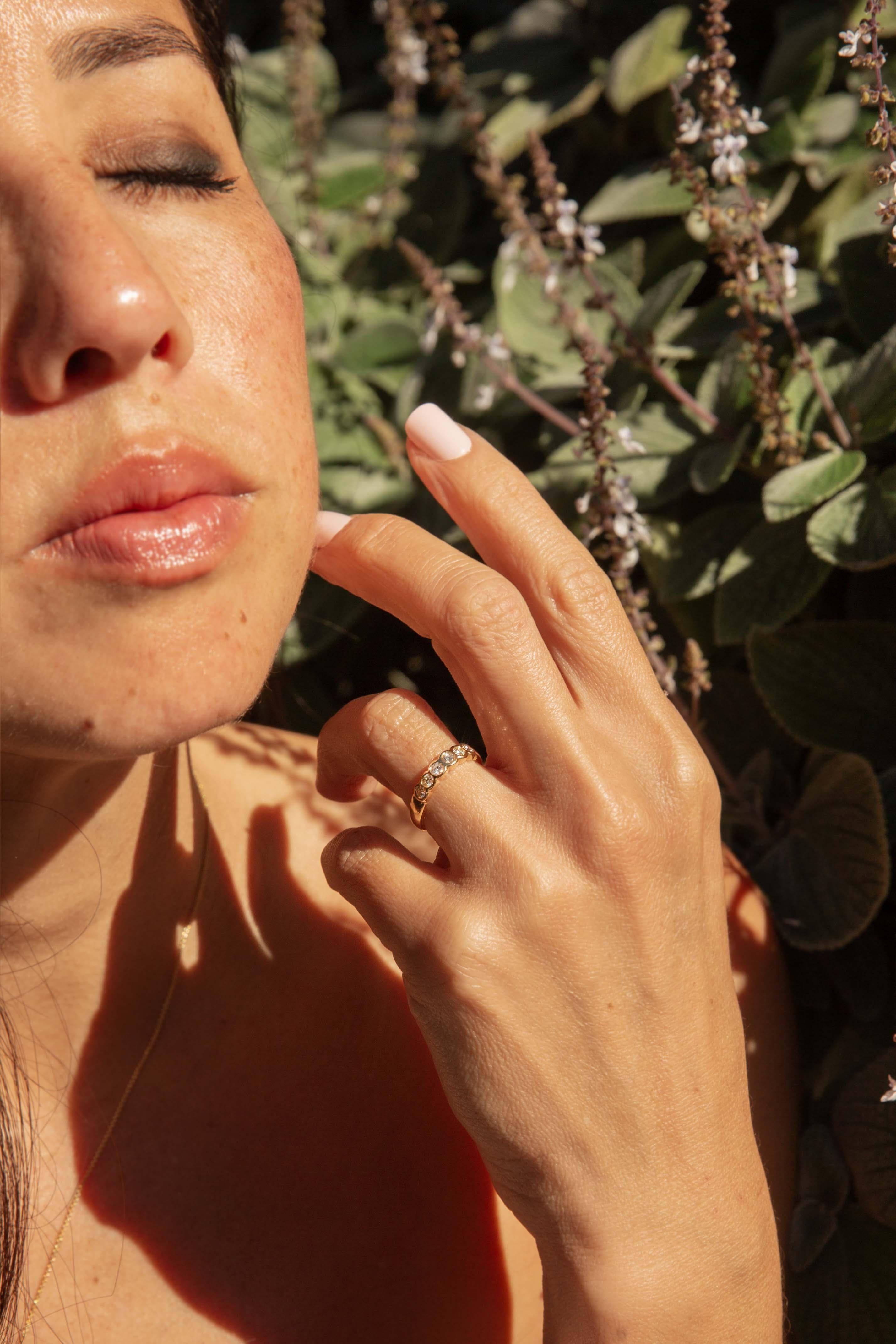Vintage CIRCA 1970s Brillant Diamant Fünf Stein Ring 18 Karat Gelbgold für Damen oder Herren im Angebot