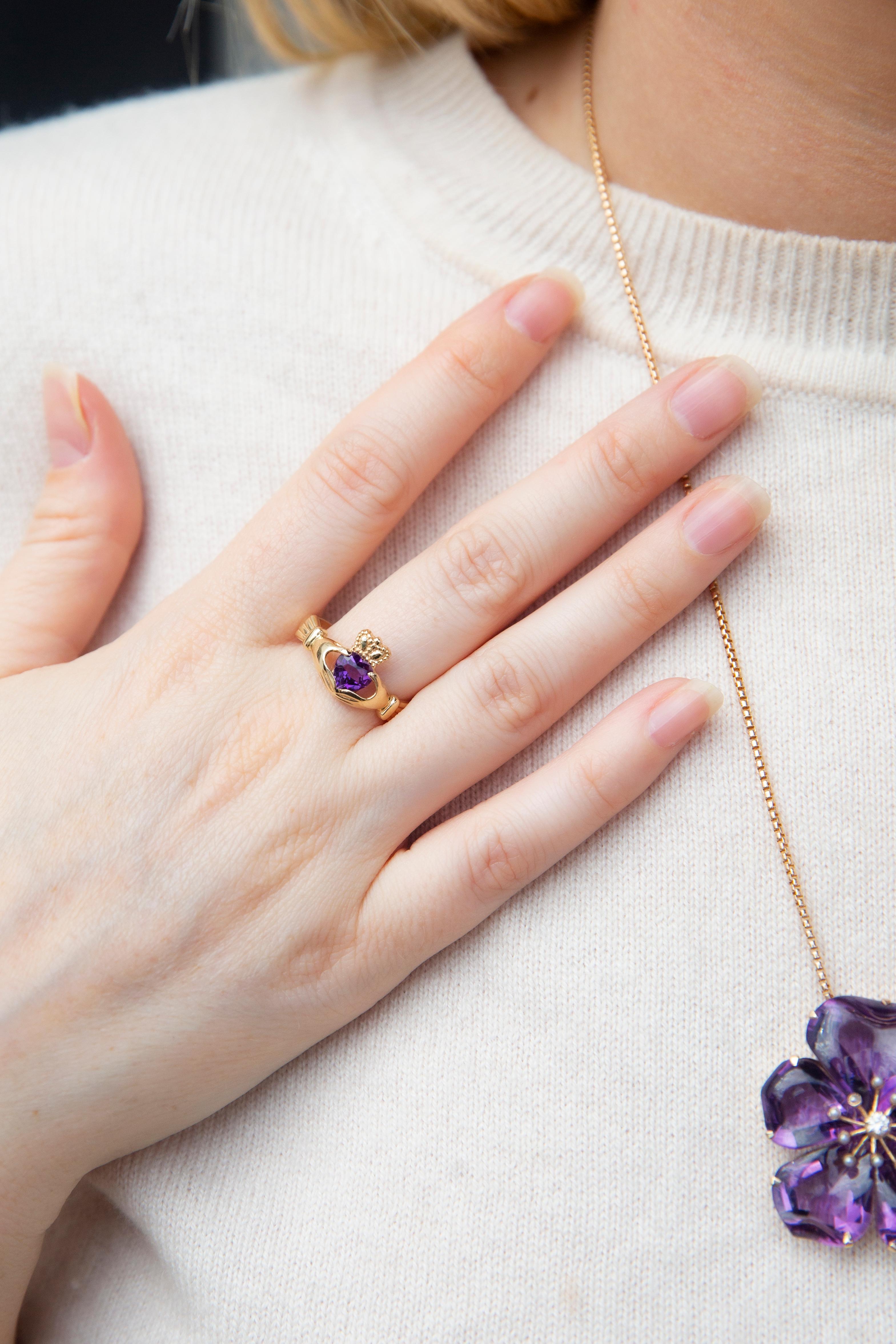 Vintage Circa 1970s Deep Purple Amethyst Cluster Cocktail Ring 9 Carat Gold For Sale 5