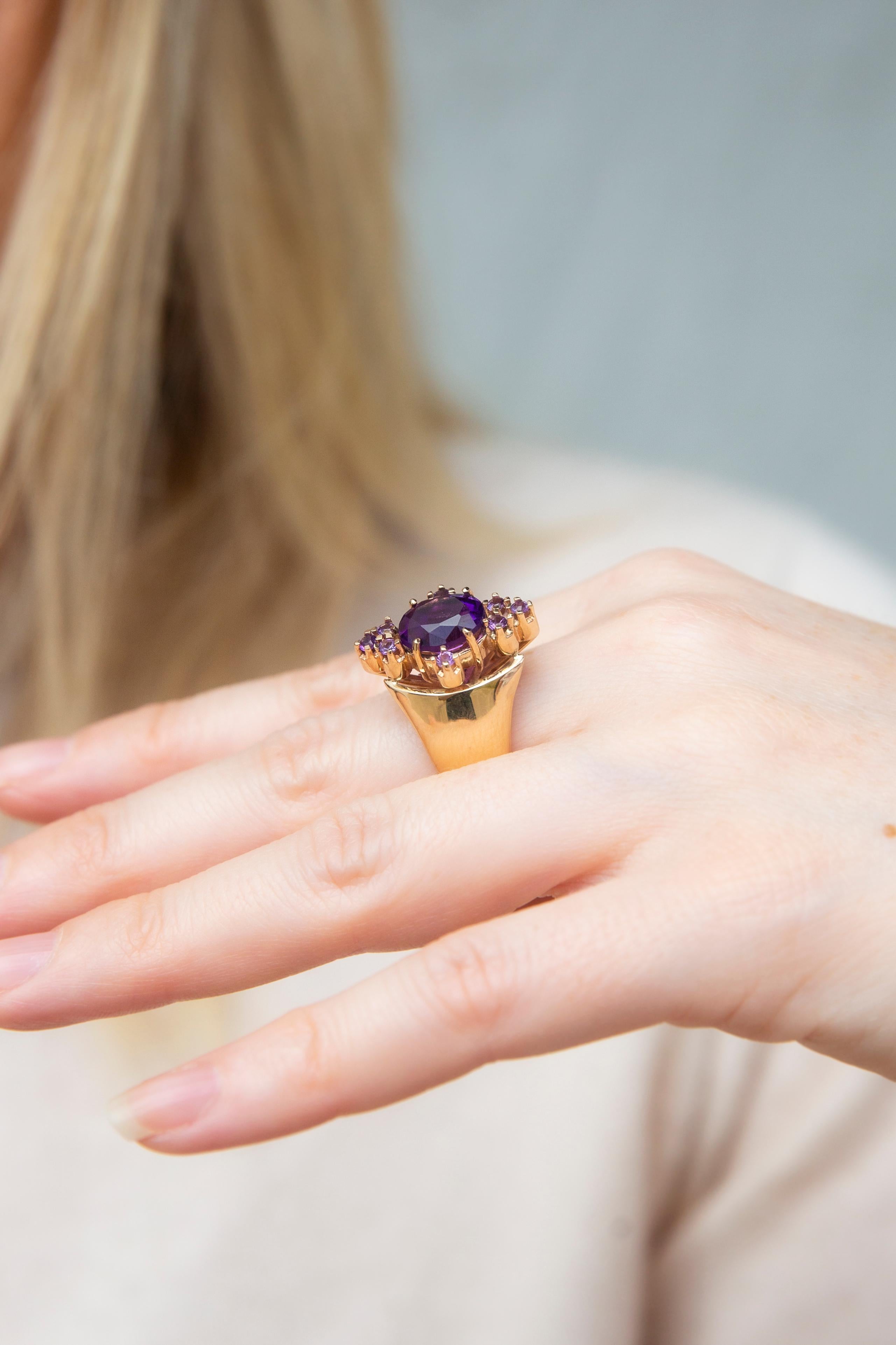 Vintage Circa 1970s Deep Purple Amethyst Cluster Cocktail Ring 9 Carat Gold In Good Condition For Sale In Hamilton, AU