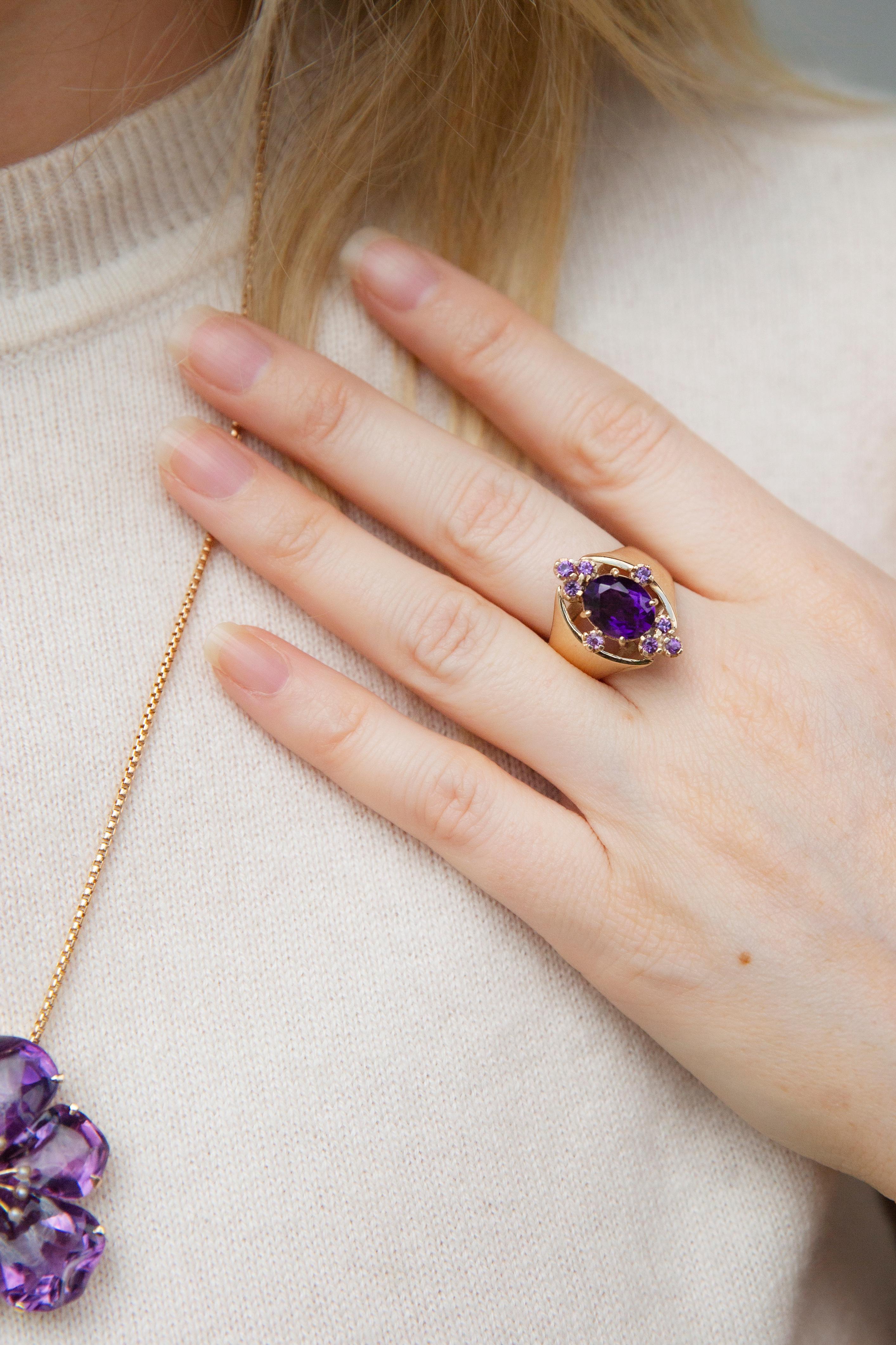 Vintage Circa 1970s Deep Purple Amethyst Cluster Cocktail Ring 9 Carat Gold For Sale 1
