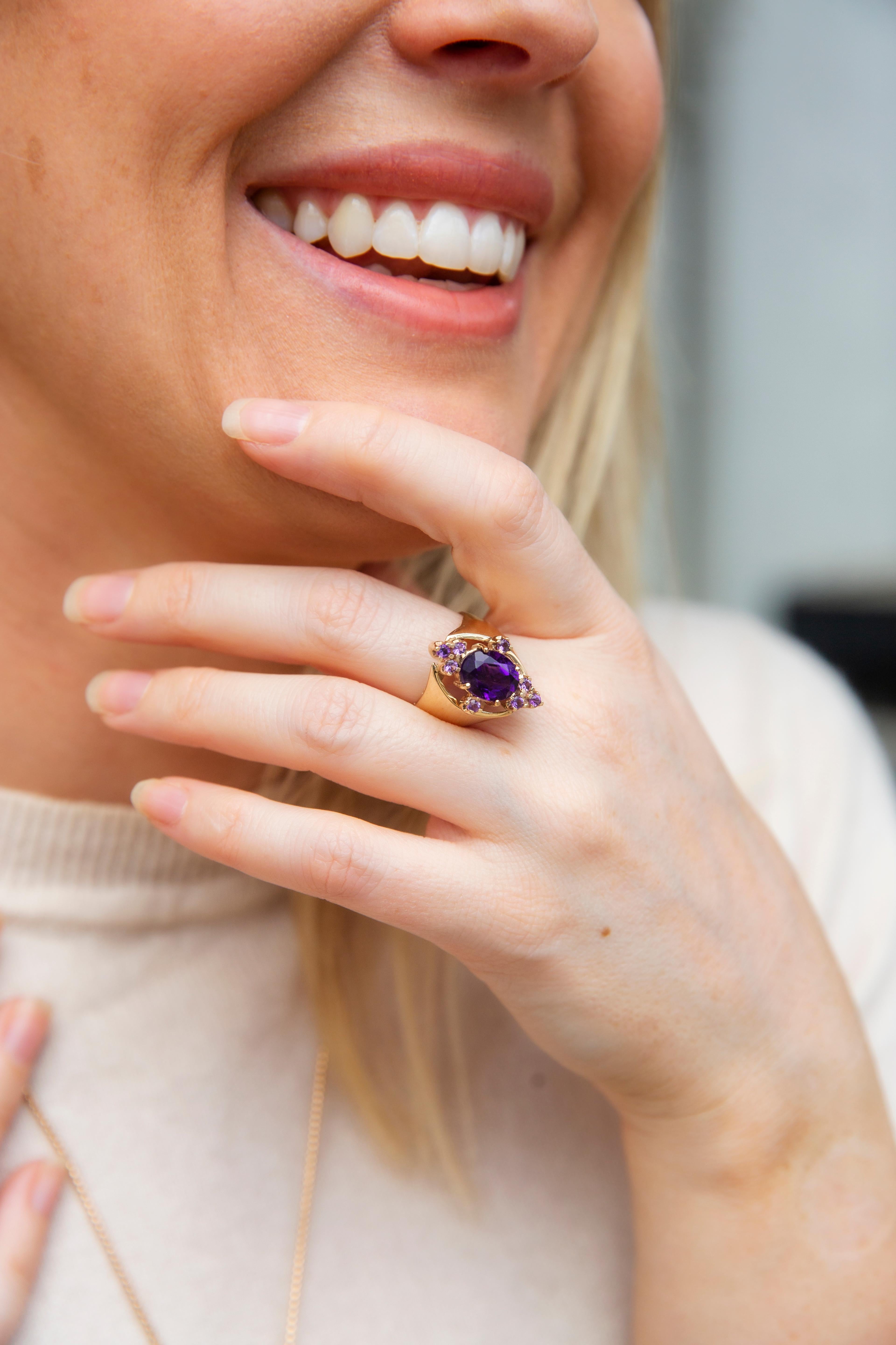 Vintage Circa 1970s Deep Purple Amethyst Cluster Cocktail Ring 9 Carat Gold For Sale 3