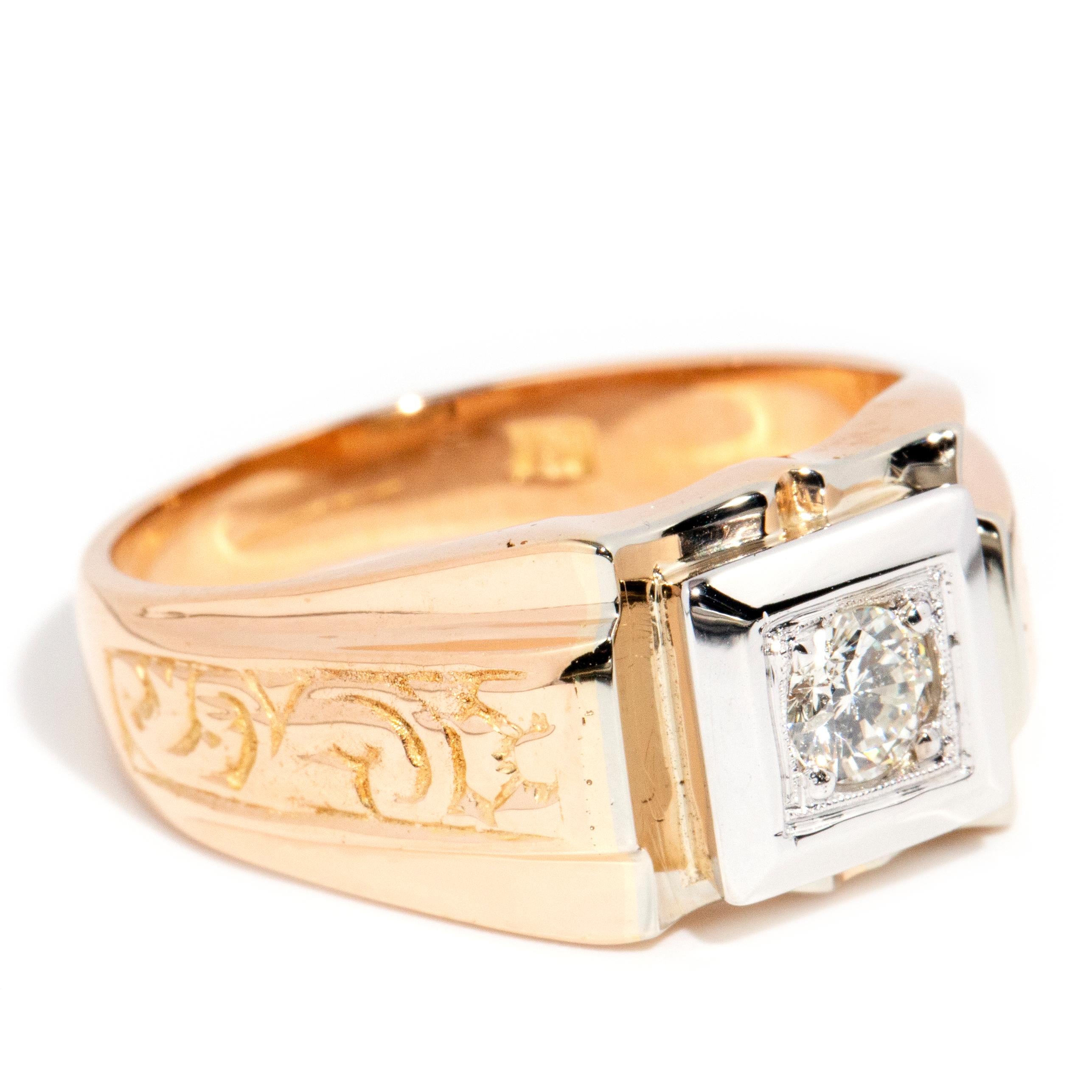 Taille ronde Bague sigillaire vintage à motifs en or jaune et blanc 18 carats et diamants, datant des années 1970 en vente