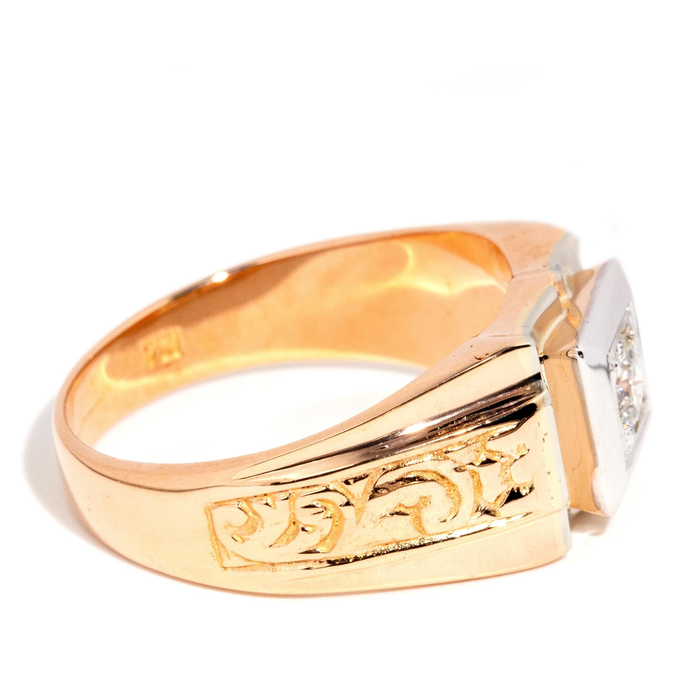 Bague sigillaire vintage à motifs en or jaune et blanc 18 carats et diamants, datant des années 1970 Unisexe en vente