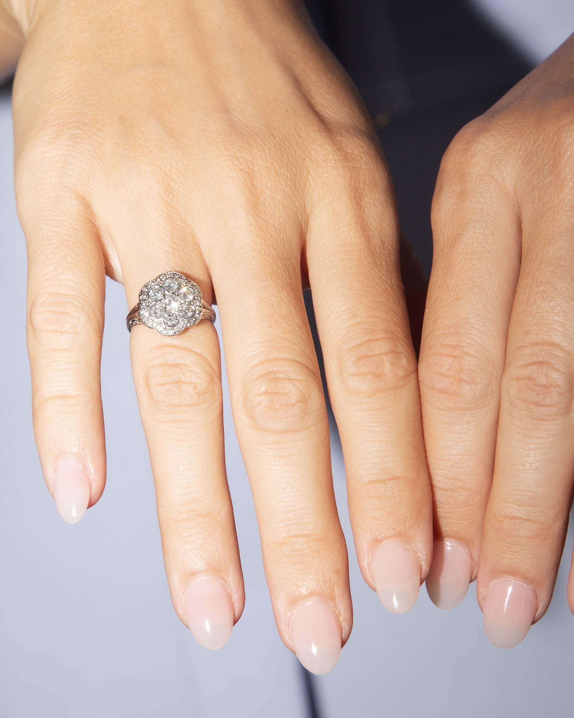 L'anello Brandy Diamond Cluster Ring, con le sue sfaccettature, cattura i sussurri della luce delle stelle. Realizzata in oro bianco a 18 carati, culla una costellazione di diamanti radiosi, evocando un senso di sogni realizzati. Quando ti