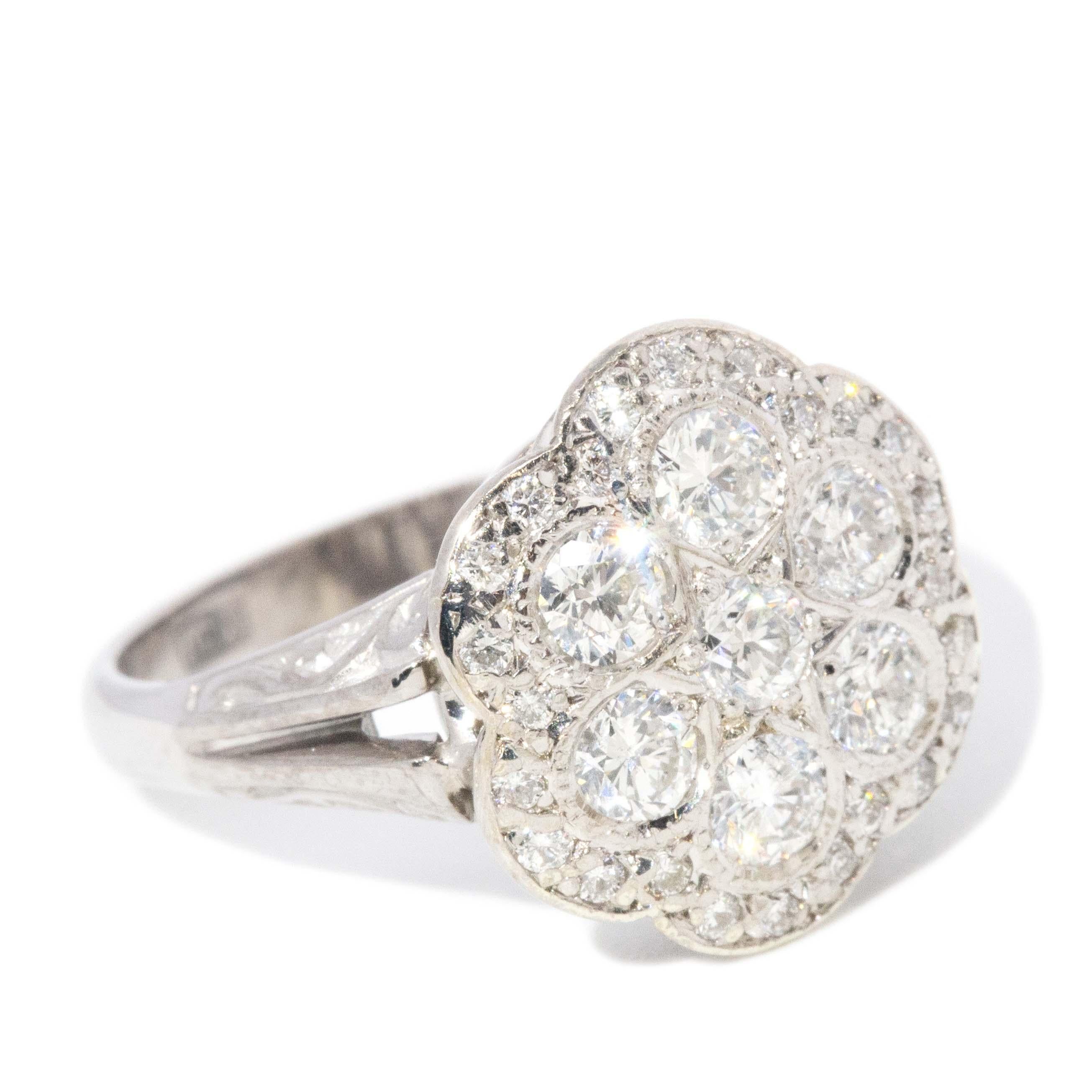 Anello a grappolo di diamanti vintage CIRCA gli anni '70 in oro 18 carati In condizioni buone in vendita a Hamilton, AU